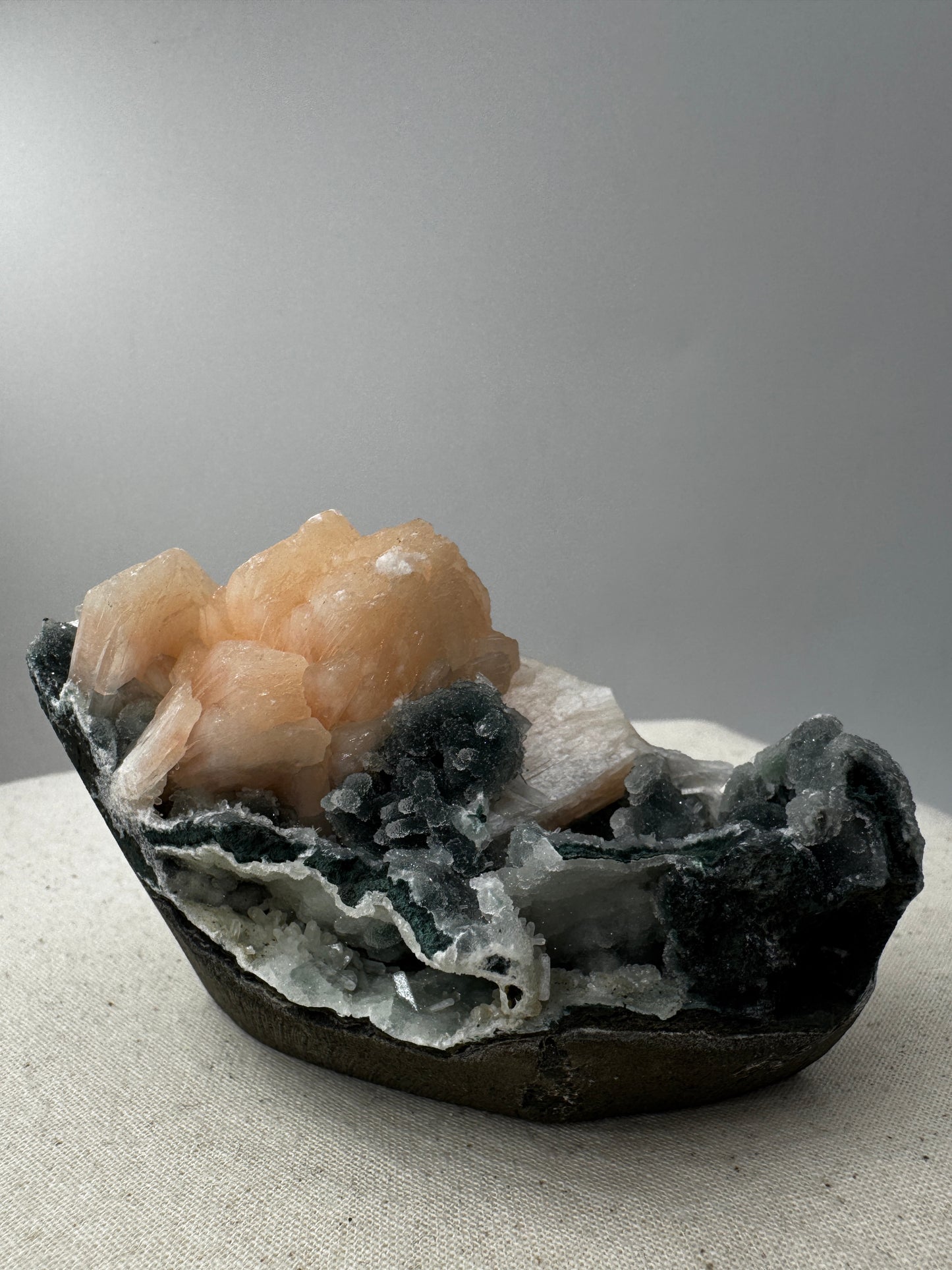 Teal-Chalcedon TC44 aus Indien mit aufgewachsenen Stilbit-Zeolith-Kristallen.
