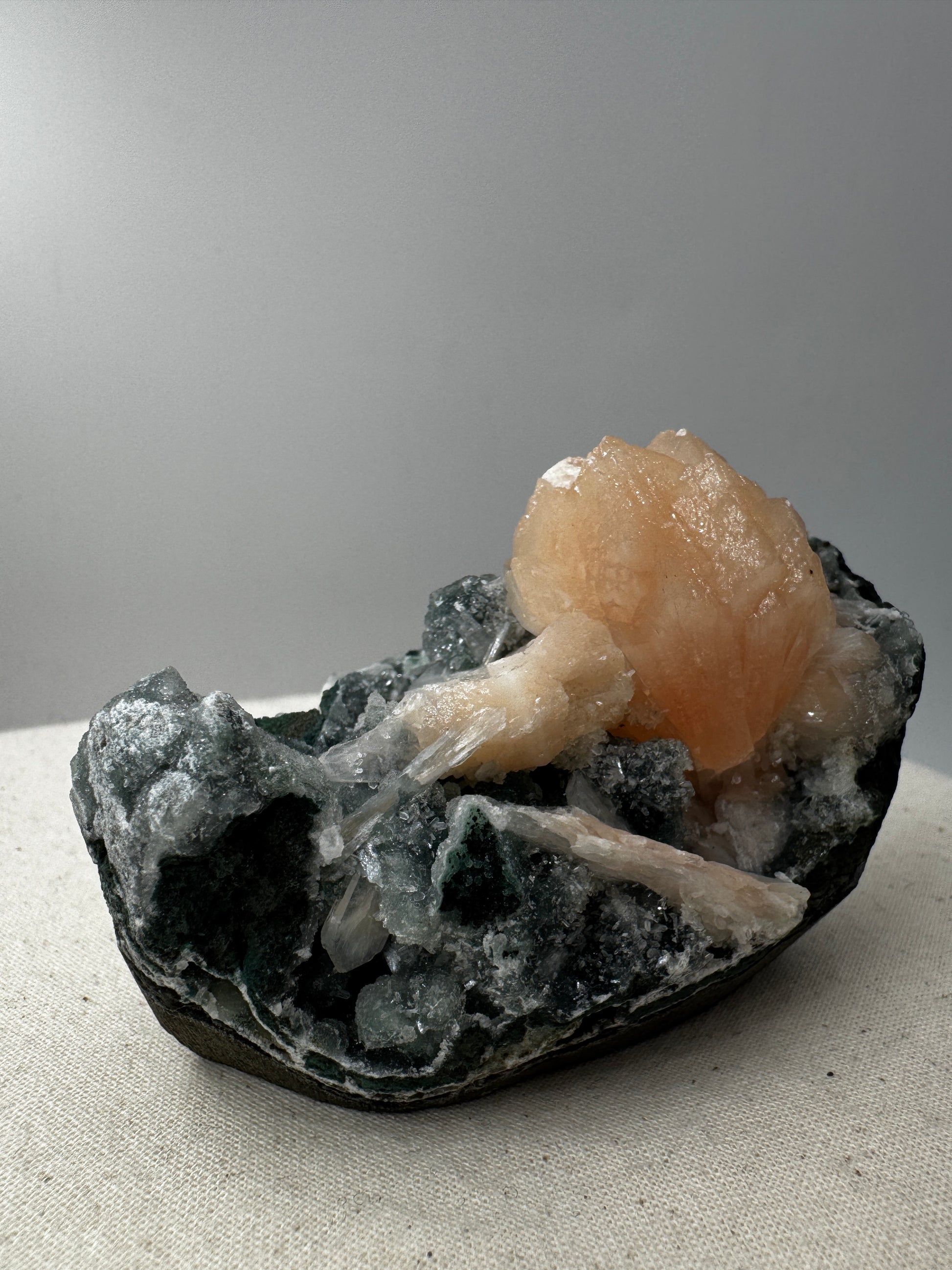 Teal-Chalcedon TC44 aus Indien mit aufgewachsenen Stilbit-Zeolith-Kristallen.
