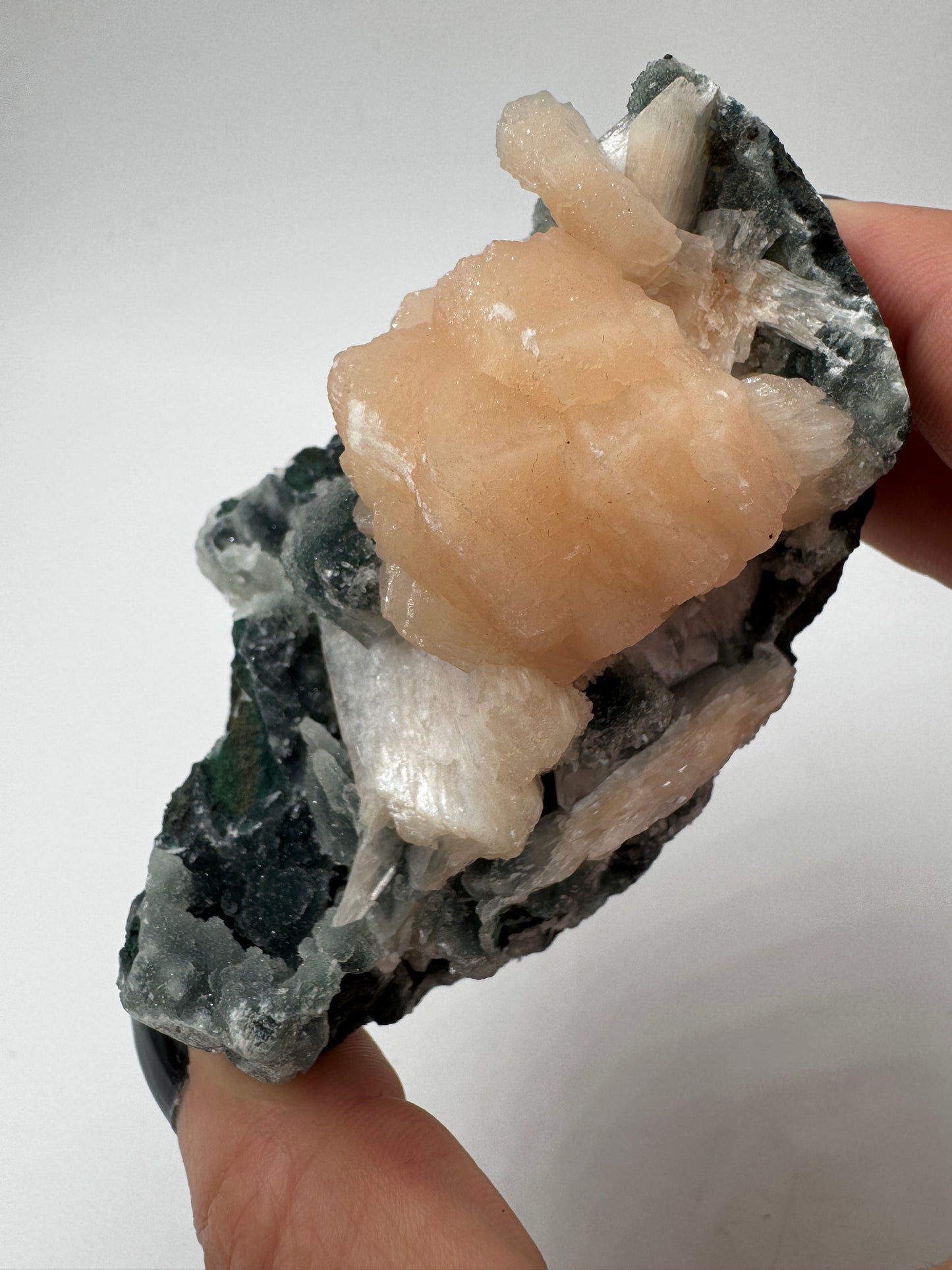 Teal-Chalcedon TC44 aus Indien mit aufgewachsenen Stilbit-Zeolith-Kristallen.