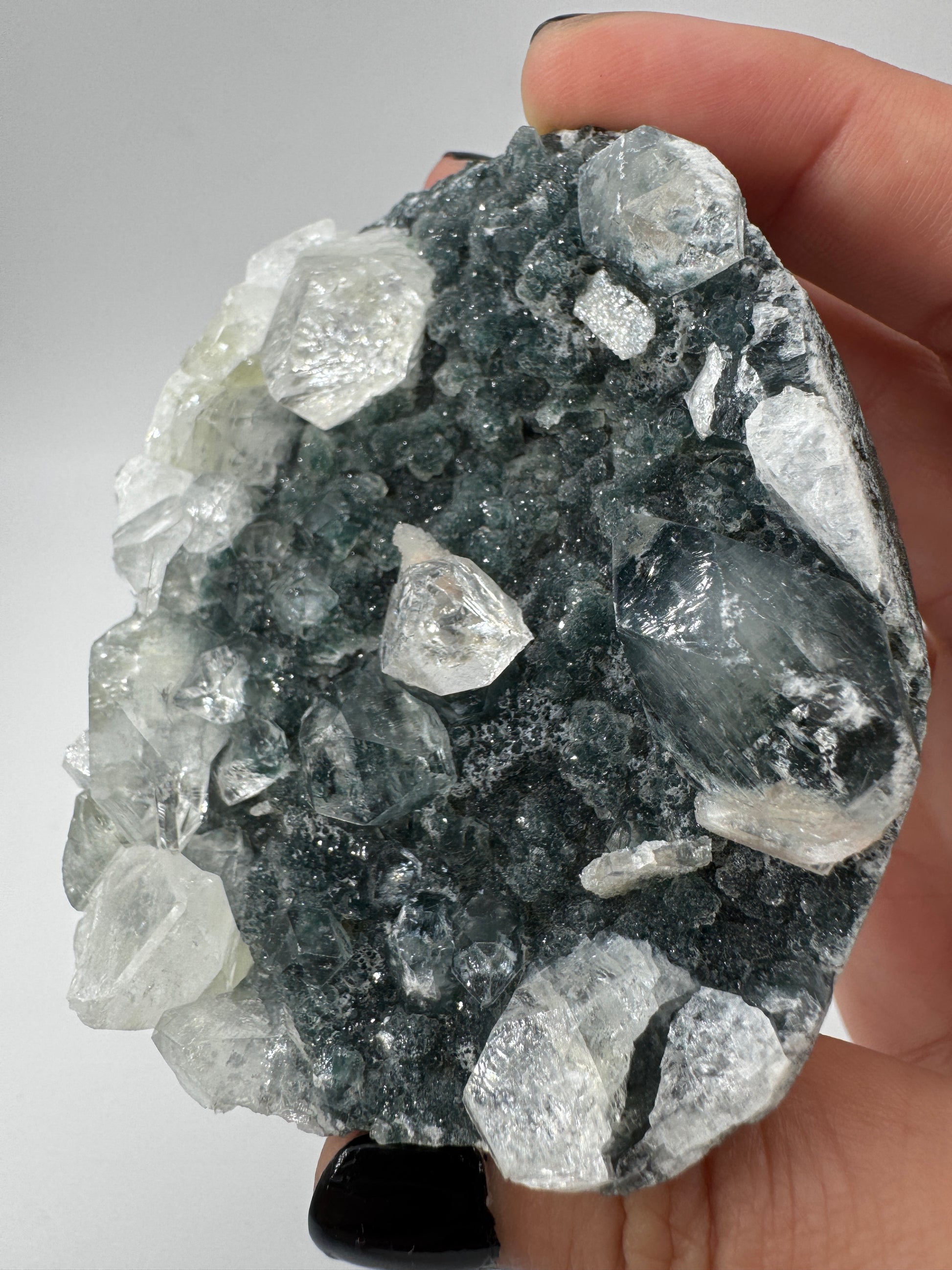 Teal-Chalcedon TC49 aus Indien mit aufgewachsenen Apophyllit-Prismen und Stilbit-Büscheln.