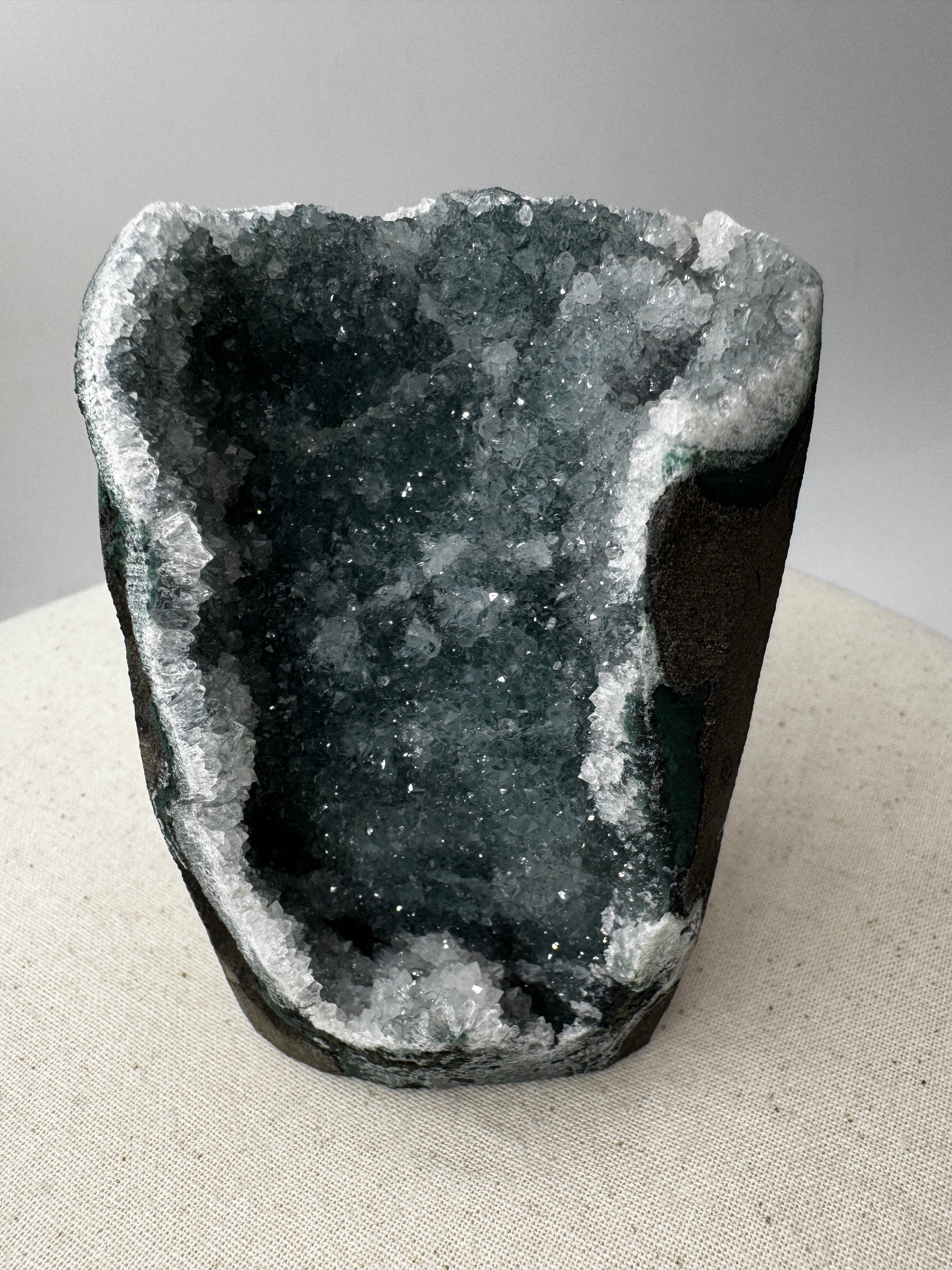 Teal-Chalcedon TC72 aus Indien mit botryoidaler Oberflächenstruktur in Blaugrün.
