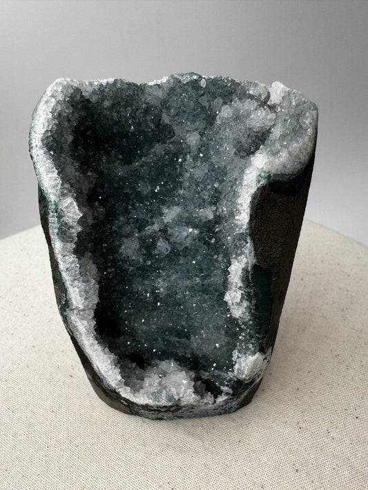 Teal-Chalcedon TC72 aus Indien mit botryoidaler Oberflächenstruktur in Blaugrün.