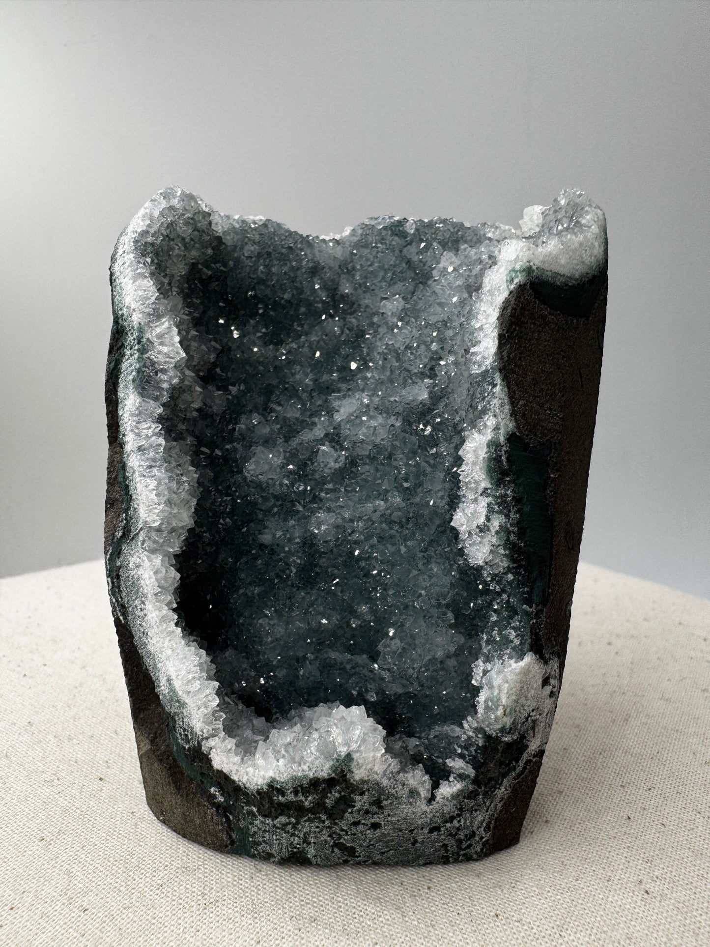 Teal-Chalcedon TC72 aus Indien mit botryoidaler Oberflächenstruktur in Blaugrün.