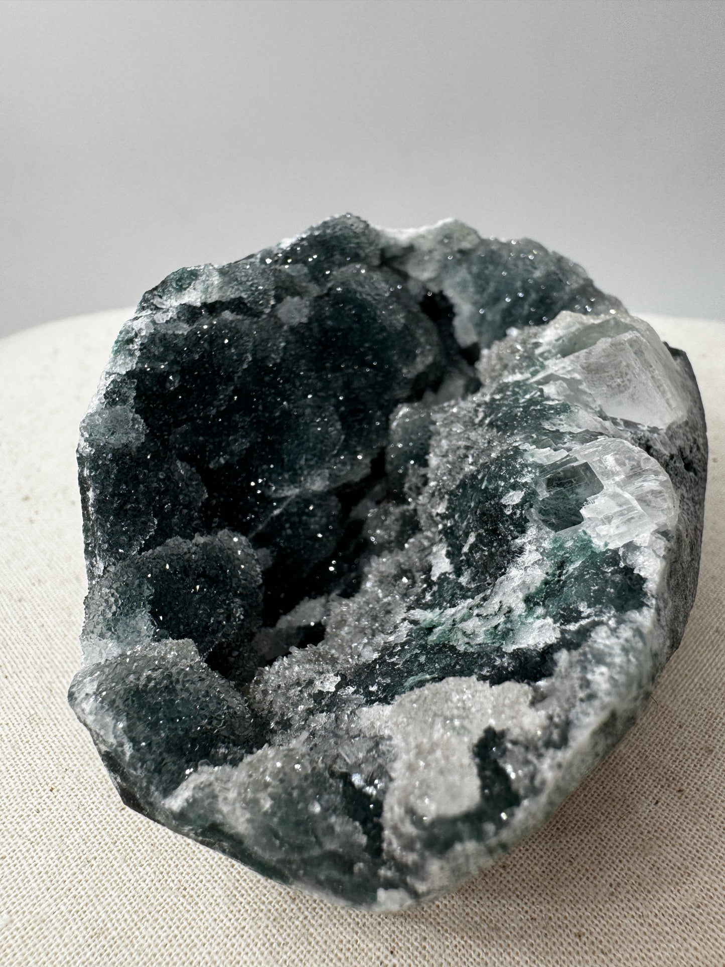 Teal-Chalcedon TC46 aus Indien mit botryoidaler Wachstumsform in tiefem Blaugrün.