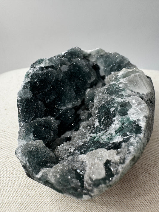 Teal-Chalcedon TC46 aus Indien mit botryoidaler Wachstumsform in tiefem Blaugrün.