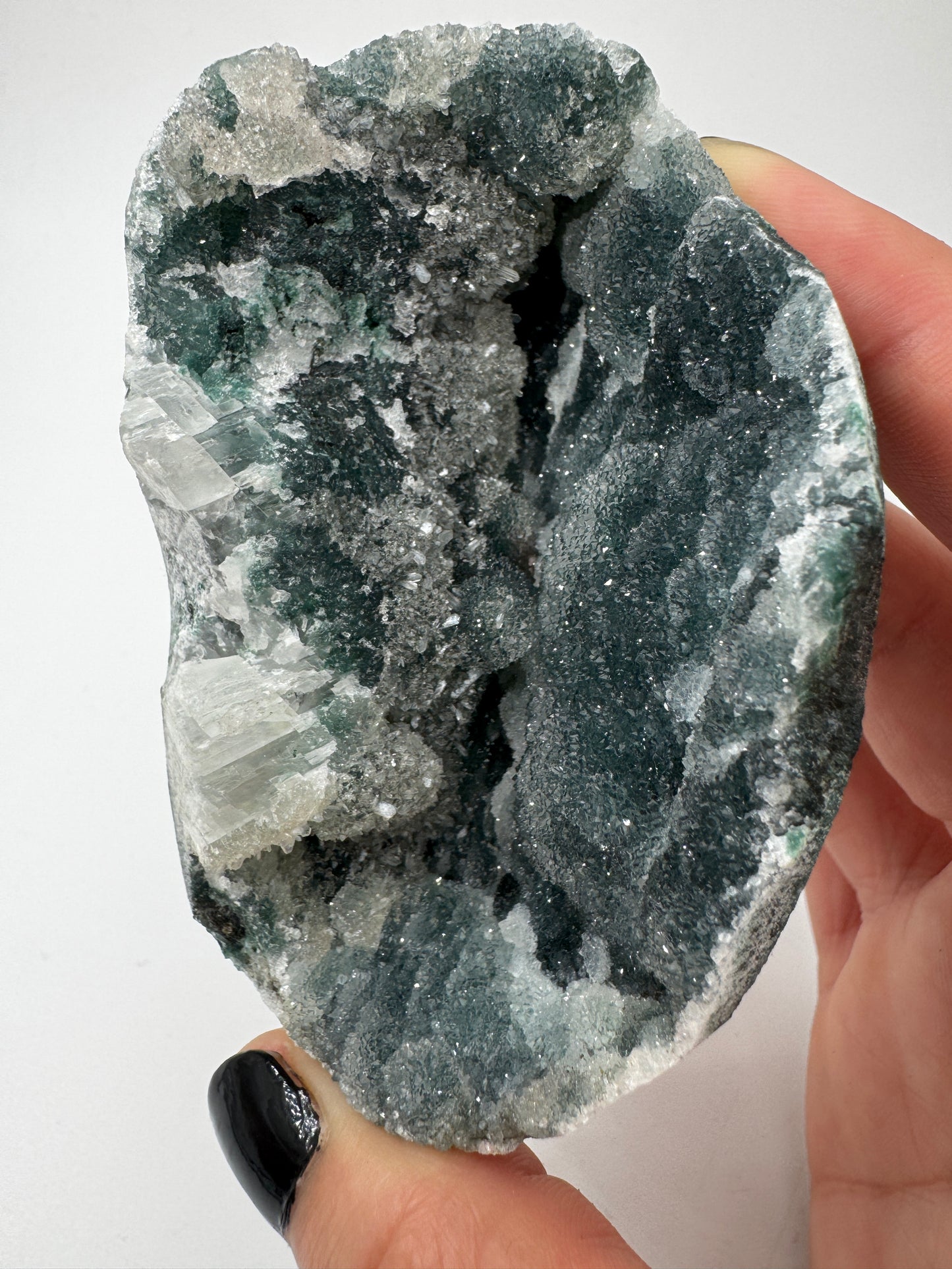 Teal-Chalcedon TC46 aus Indien mit botryoidaler Wachstumsform in tiefem Blaugrün.