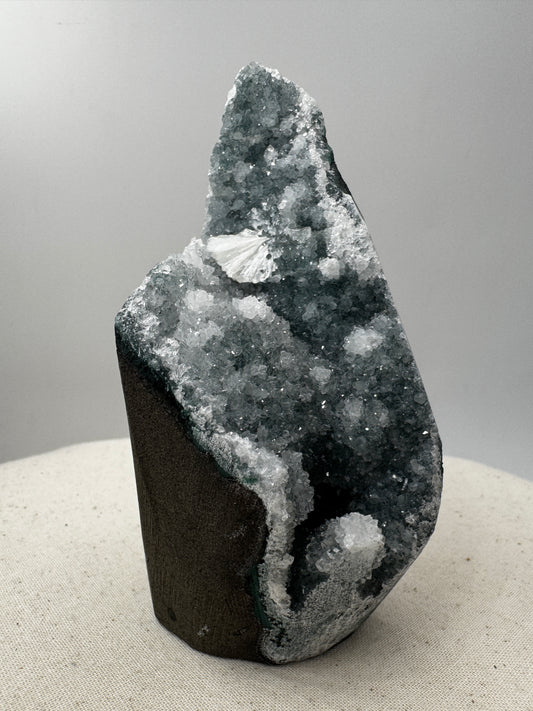 Teal-Chalcedon TC74 aus Indien, langgestreckte Mineralstufe mit botryoidaler Struktur in Petrolblau-Grün.