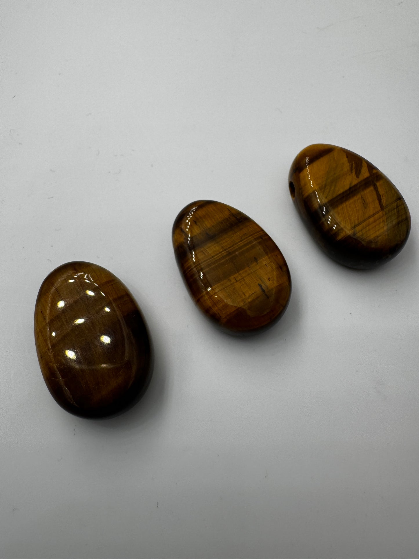 Tigerauge-Anhänger, 3 cm, tropfenförmig & gebohrt – polierter Quarz-Pseudomorphose in Goldbraun mit charakteristischem Chatoyance-Effekt (Seidenglanz), Mineraliensammler-Schmuck.