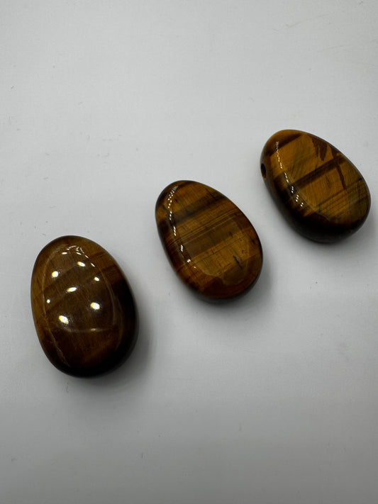 Tigerauge-Anhänger, 3 cm, tropfenförmig & gebohrt – polierter Quarz-Pseudomorphose in Goldbraun mit charakteristischem Chatoyance-Effekt (Seidenglanz), Mineraliensammler-Schmuck.