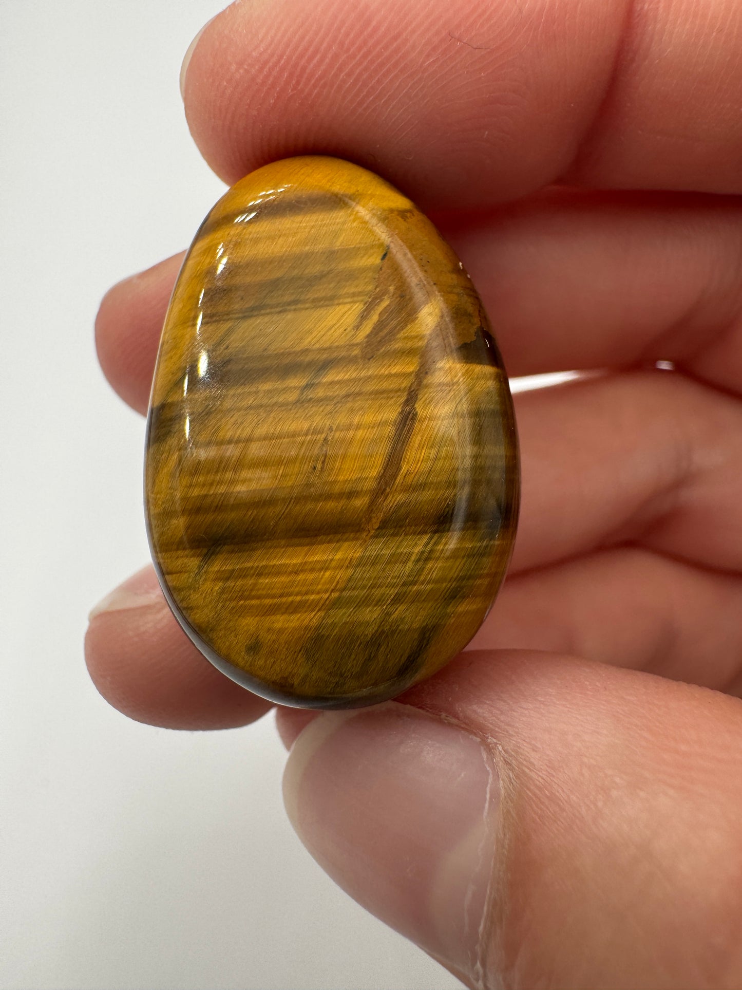 Tigerauge-Anhänger, 3 cm, tropfenförmig & gebohrt – polierter Quarz-Pseudomorphose in Goldbraun mit charakteristischem Chatoyance-Effekt (Seidenglanz), Mineraliensammler-Schmuck.
