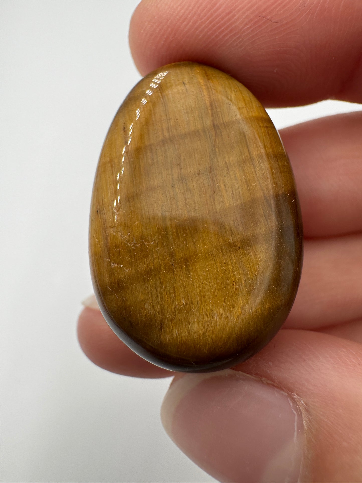 Tigerauge-Anhänger, 3 cm, tropfenförmig & gebohrt – polierter Quarz-Pseudomorphose in Goldbraun mit charakteristischem Chatoyance-Effekt (Seidenglanz), Mineraliensammler-Schmuck.