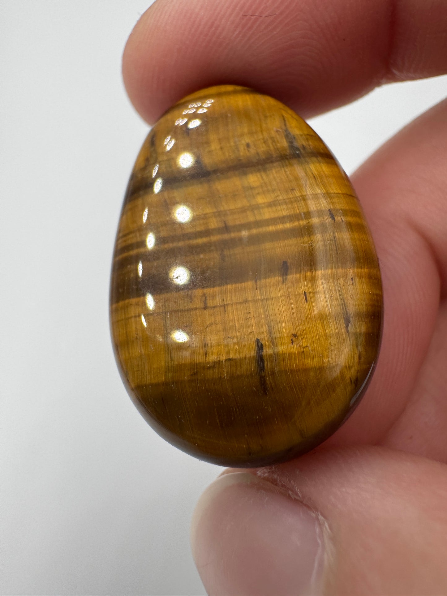 Tigerauge-Anhänger, 3 cm, tropfenförmig & gebohrt – polierter Quarz-Pseudomorphose in Goldbraun mit charakteristischem Chatoyance-Effekt (Seidenglanz), Mineraliensammler-Schmuck.
