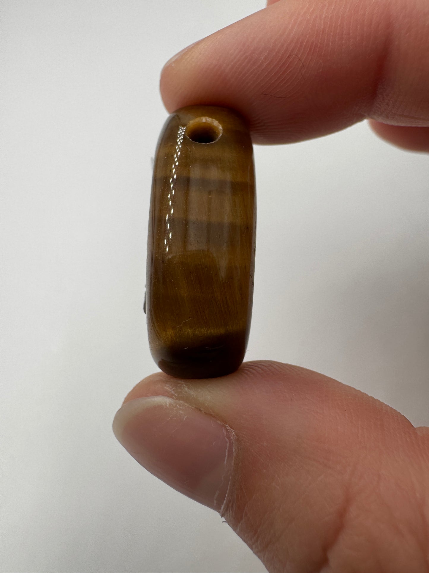 Tigerauge-Anhänger, 3 cm, tropfenförmig & gebohrt – polierter Quarz-Pseudomorphose in Goldbraun mit charakteristischem Chatoyance-Effekt (Seidenglanz), Mineraliensammler-Schmuck.