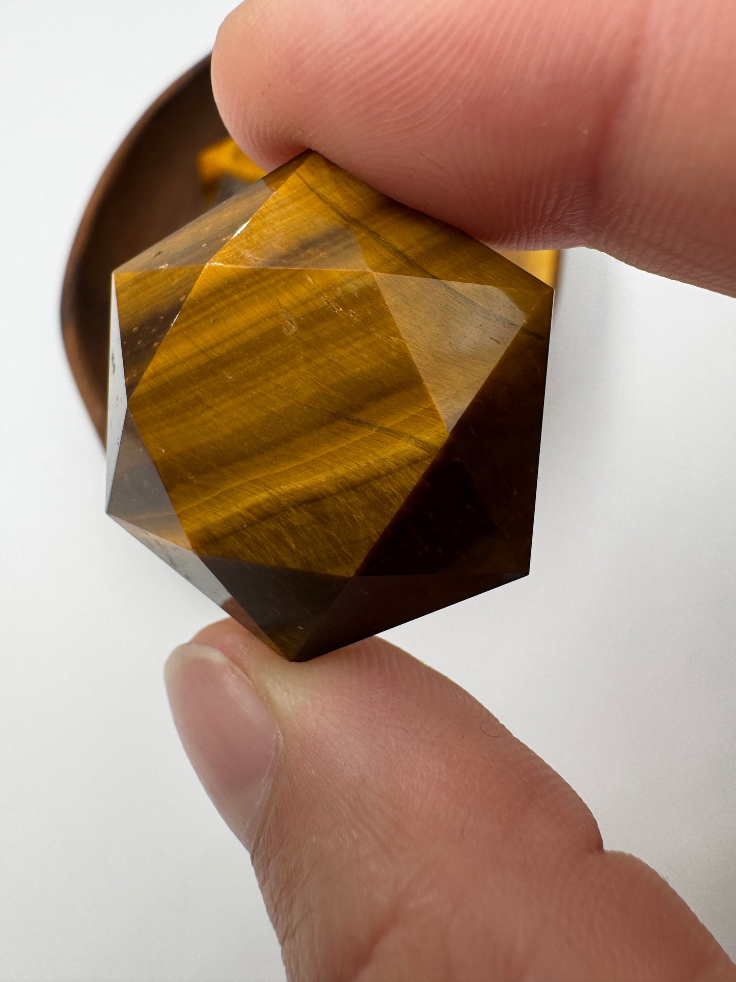 Tigerauge-Feenstein, hexagonal geschliffen, ca. 3,3 cm – goldbraune Fasern mit charakteristischem Chatoyance-Effekt, Einzelstück.