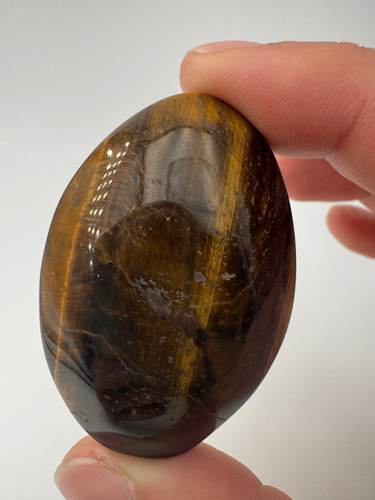Tigerauge-Handstein TH12, 5×3,5 cm – polierter Quarz-Pseudomorphose in Goldbraun mit charakteristischem Chatoyance-Effekt (Seidenglanz), mineralogischer Klassiker.