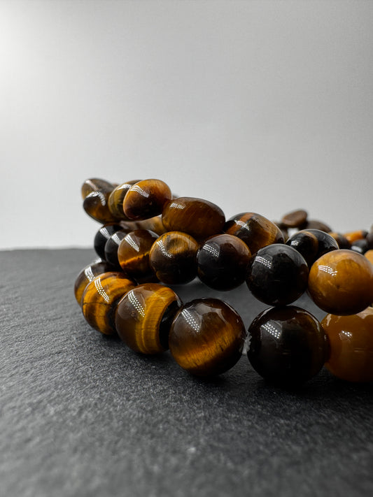 Ein hochwertiges Kugelarmband aus braun-goldenem Tigerauge.