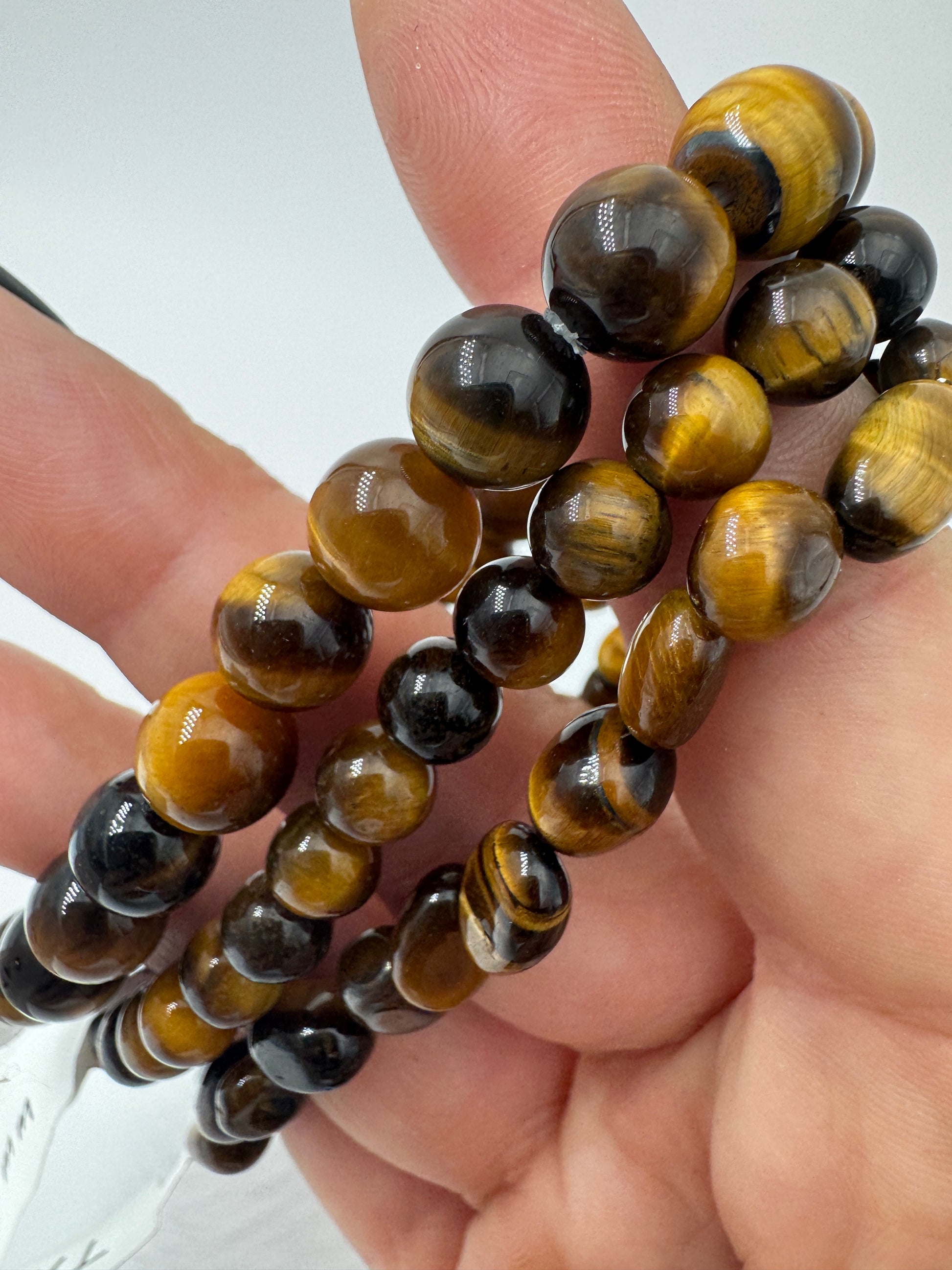 Ein hochwertiges Kugelarmband aus braun-goldenem Tigerauge.