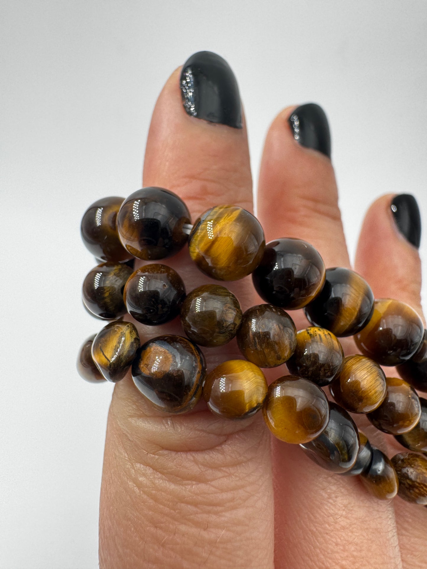Ein hochwertiges Kugelarmband aus braun-goldenem Tigerauge.