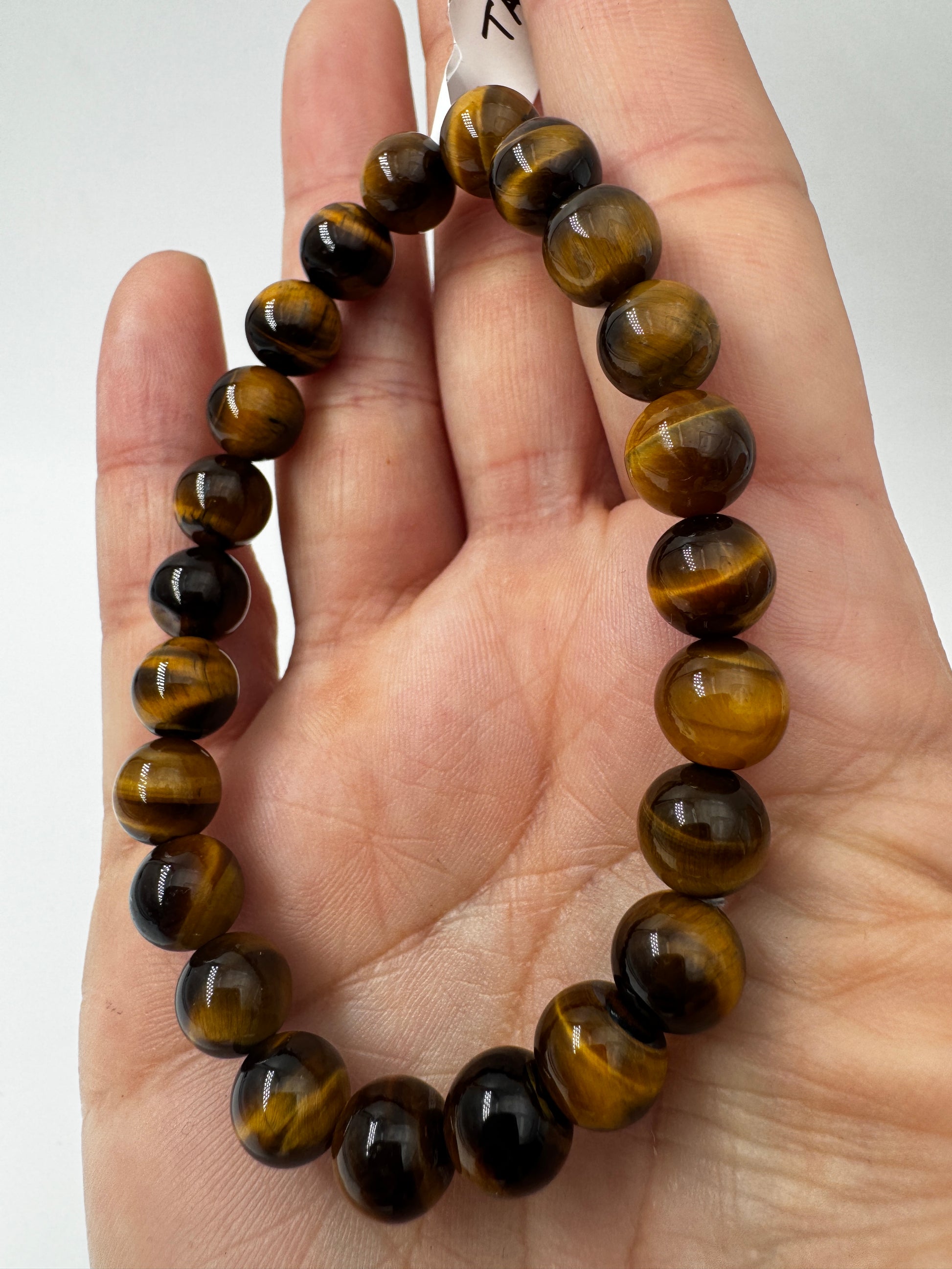 Ein hochwertiges Kugelarmband aus braun-goldenem Tigerauge.