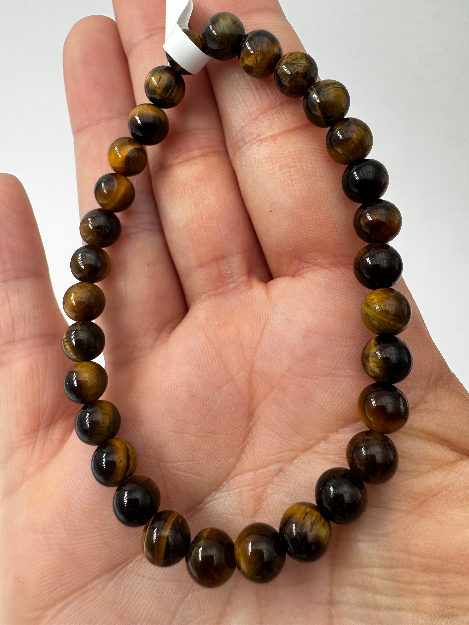 Ein hochwertiges Kugelarmband aus braun-goldenem Tigerauge.