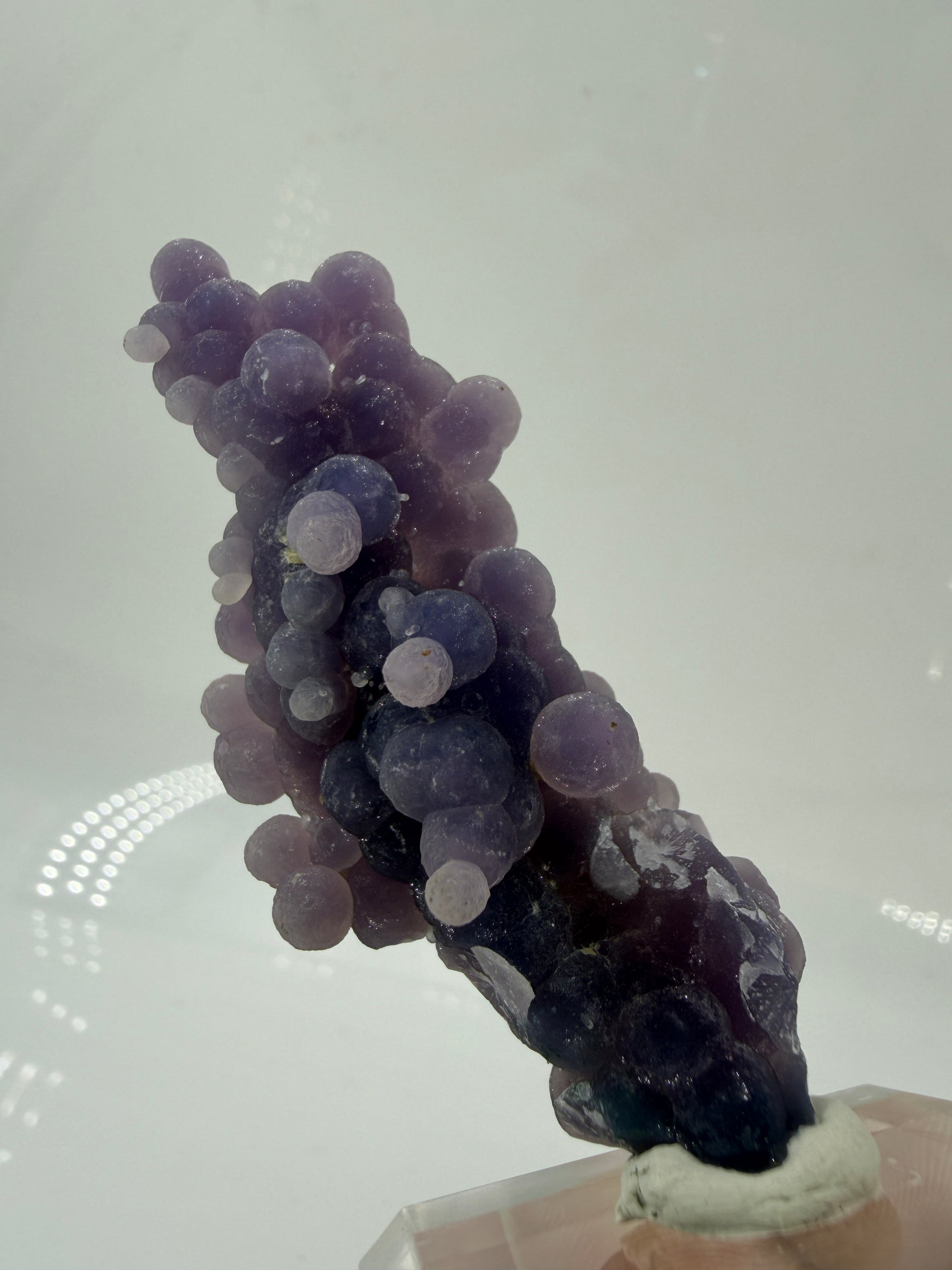 Nahaufnahme der traubenförmigen Struktur von lila Chalcedon, zeigt den glitzernden Drusy-Quarz-Überzug auf den Sphären.