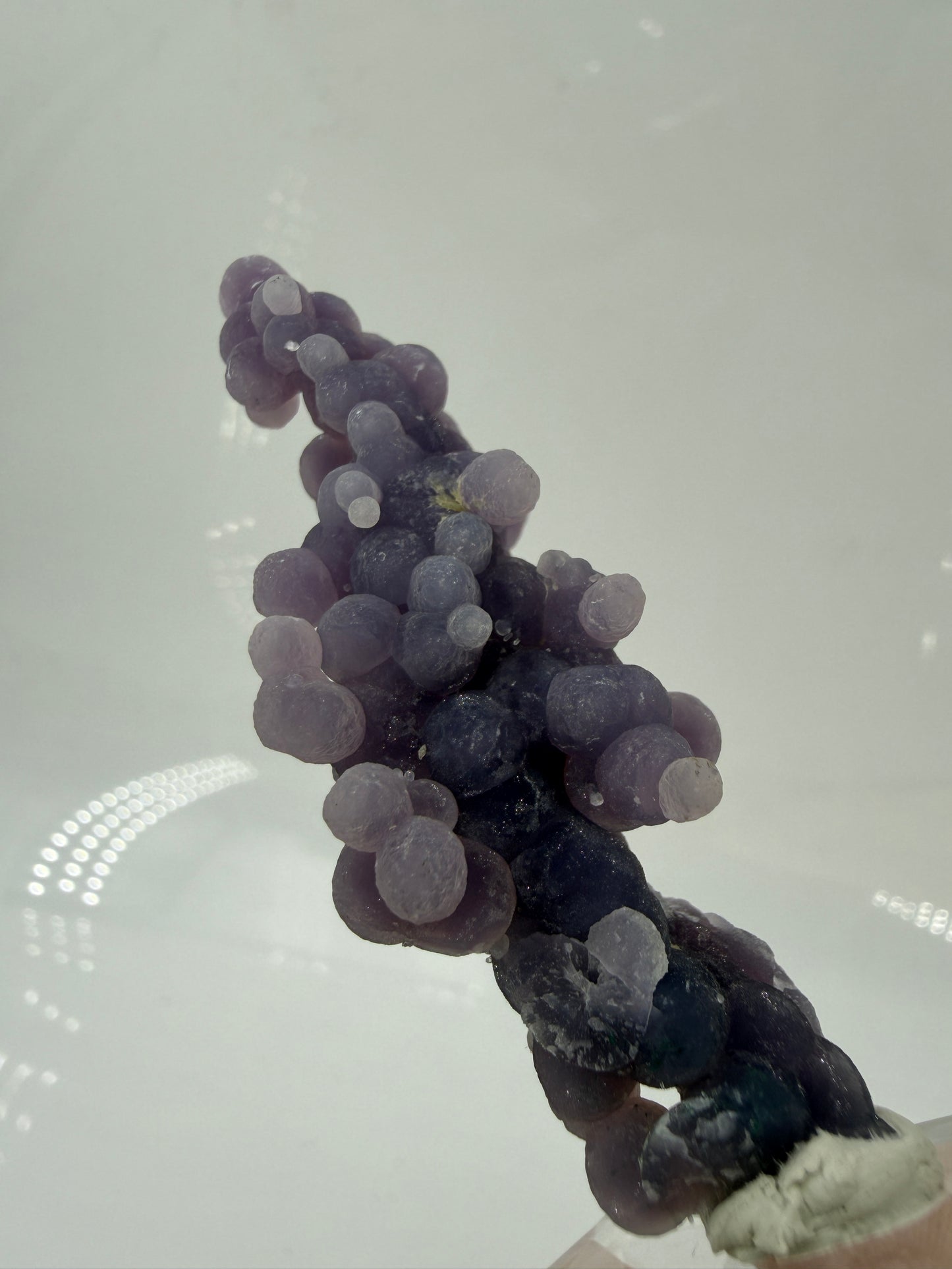 Nahaufnahme der traubenförmigen Struktur von lila Chalcedon, zeigt den glitzernden Drusy-Quarz-Überzug auf den Sphären.
