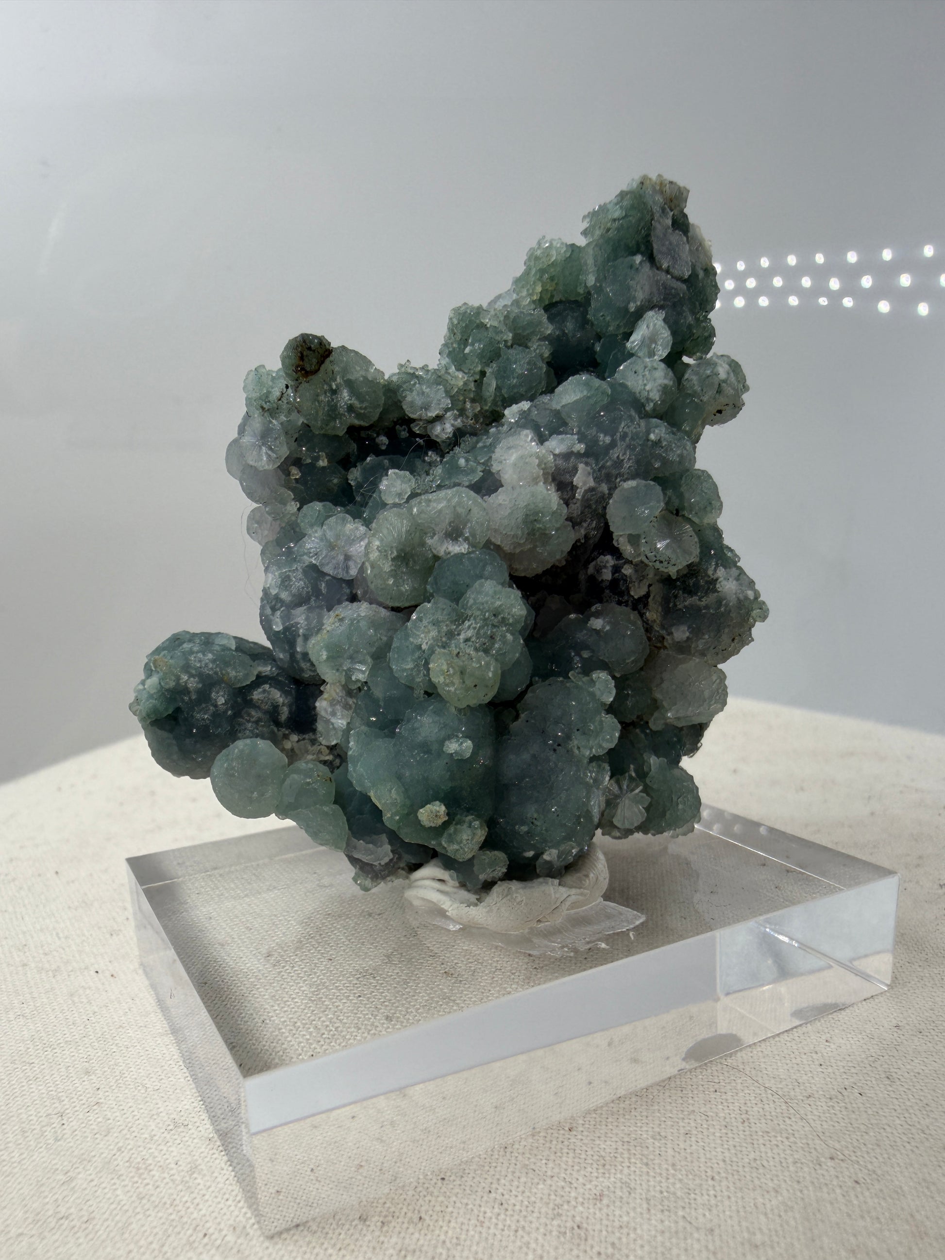 Botryoidaler Chalcedon (Traubenachat) aus Mamuju, Sulawesi, grünes Kristall-Cluster mit kugelförmigen Aggregaten.