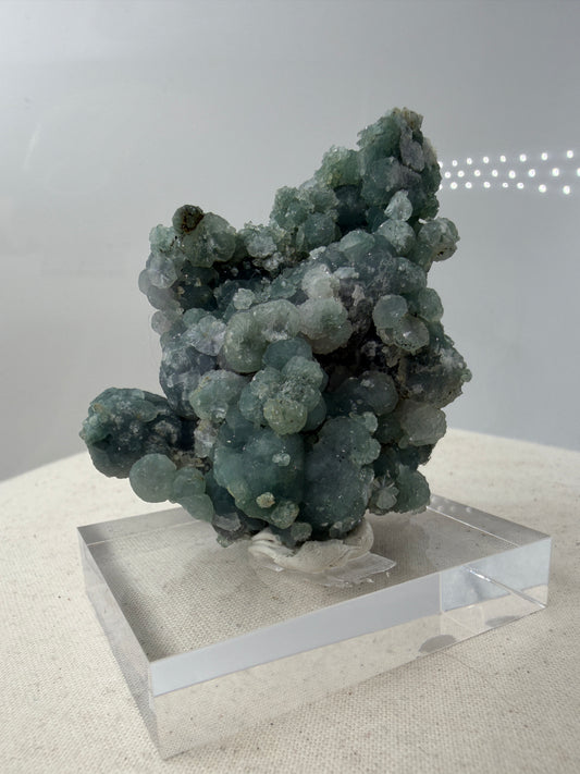 Botryoidaler Chalcedon (Traubenachat) aus Mamuju, Sulawesi, grünes Kristall-Cluster mit kugelförmigen Aggregaten.