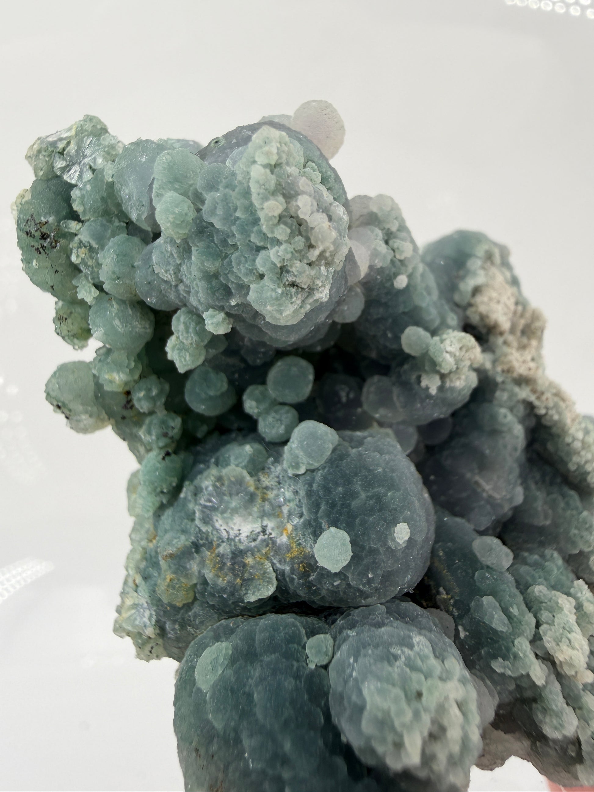Nahaufnahme der traubenförmigen Struktur von grünem Chalcedon, zeigt den glitzernden Drusy-Quarz-Überzug auf den Sphären.