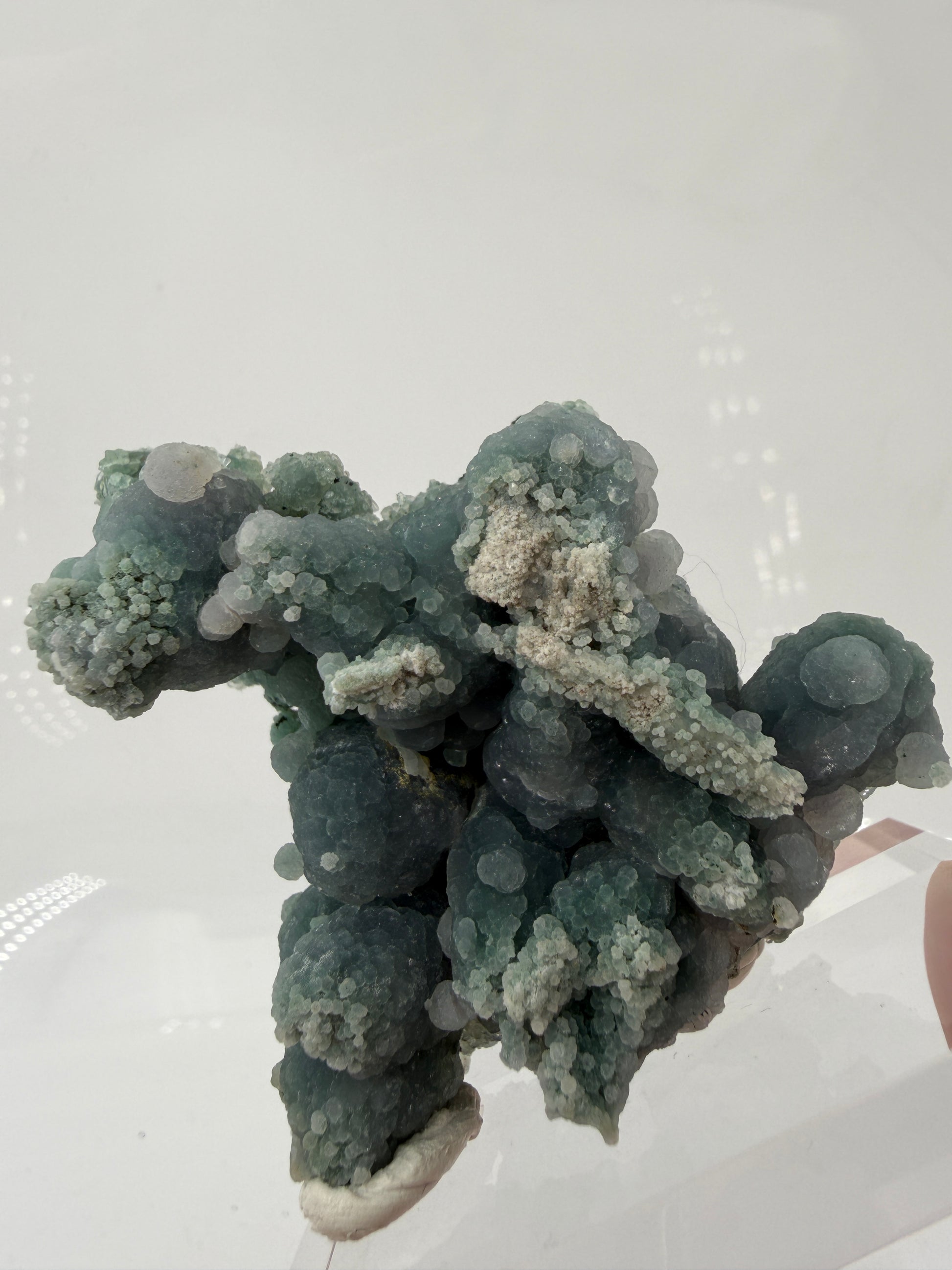 Nahaufnahme der traubenförmigen Struktur von grünem Chalcedon, zeigt den glitzernden Drusy-Quarz-Überzug auf den Sphären.