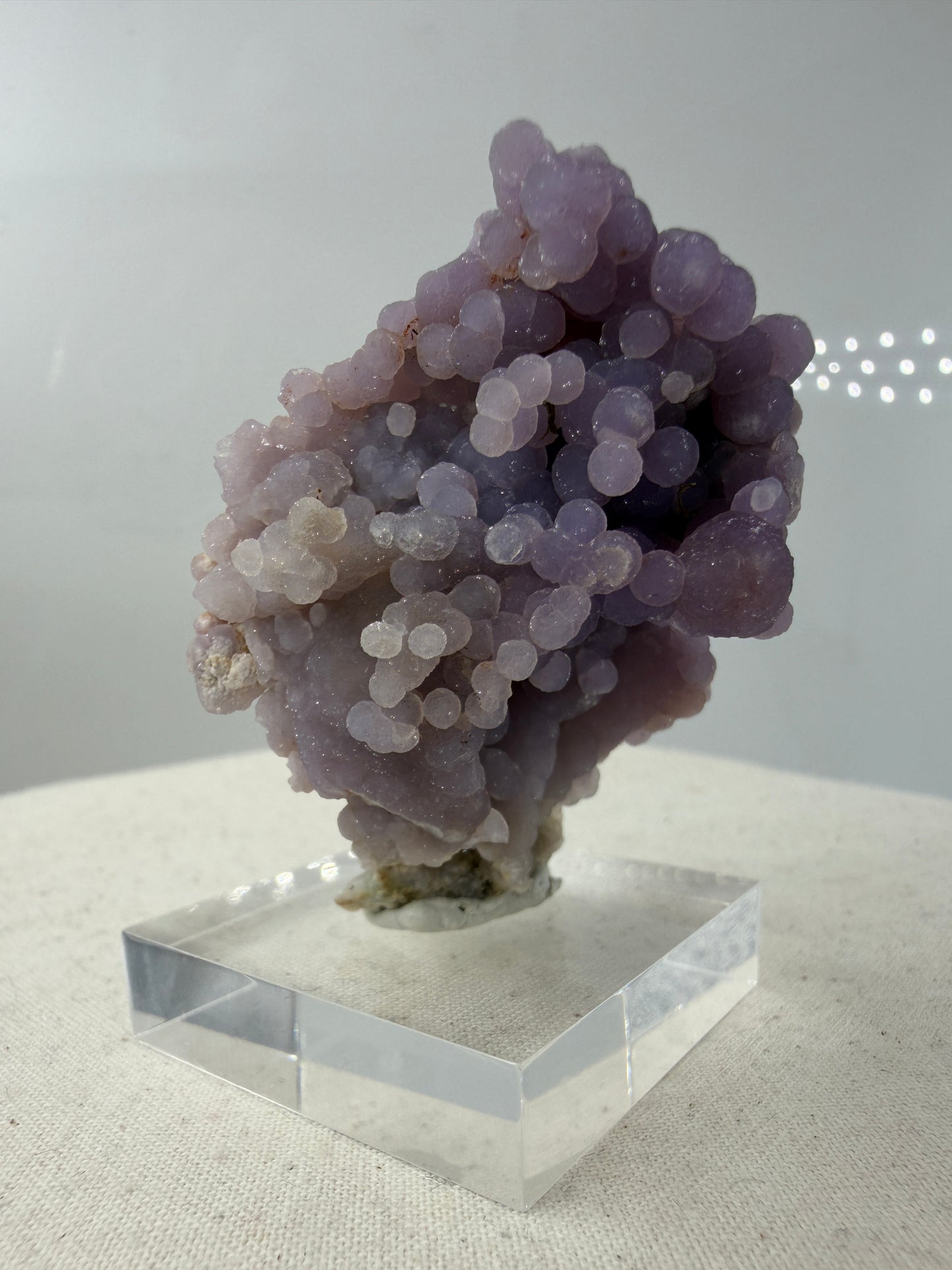 Botryoidaler Chalcedon (Traubenachat) aus Mamuju, Sulawesi, violettes Kristall-Cluster mit kugelförmigen Aggregaten.