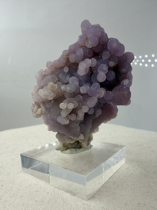 Botryoidaler Chalcedon (Traubenachat) aus Mamuju, Sulawesi, violettes Kristall-Cluster mit kugelförmigen Aggregaten.