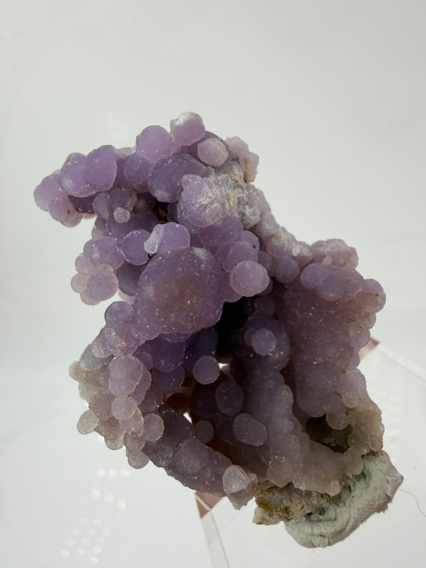 Nahaufnahme der traubenförmigen Struktur von lila Chalcedon, zeigt den glitzernden Drusy-Quarz-Überzug auf den Sphären.
