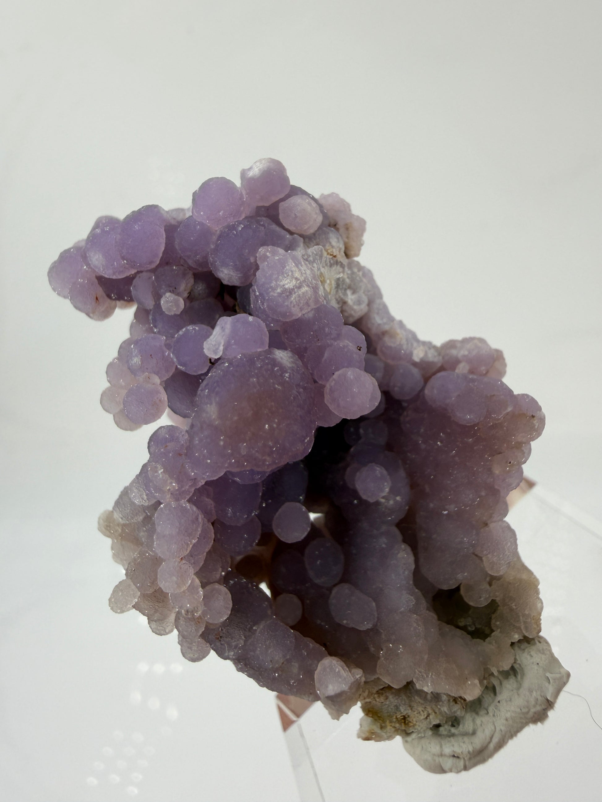 Nahaufnahme der traubenförmigen Struktur von lila Chalcedon, zeigt den glitzernden Drusy-Quarz-Überzug auf den Sphären.