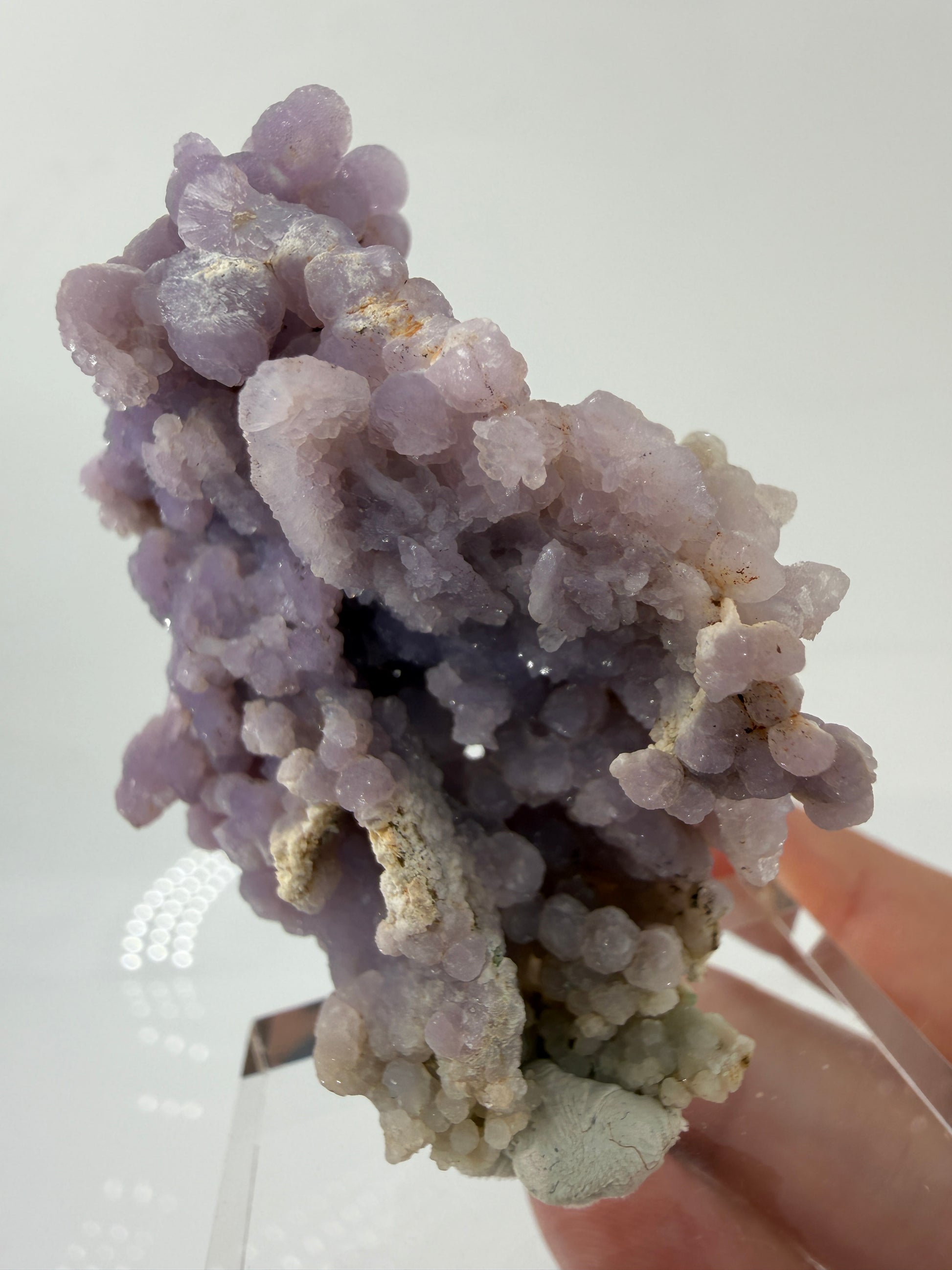 Nahaufnahme der traubenförmigen Struktur von lila Chalcedon, zeigt den glitzernden Drusy-Quarz-Überzug auf den Sphären.