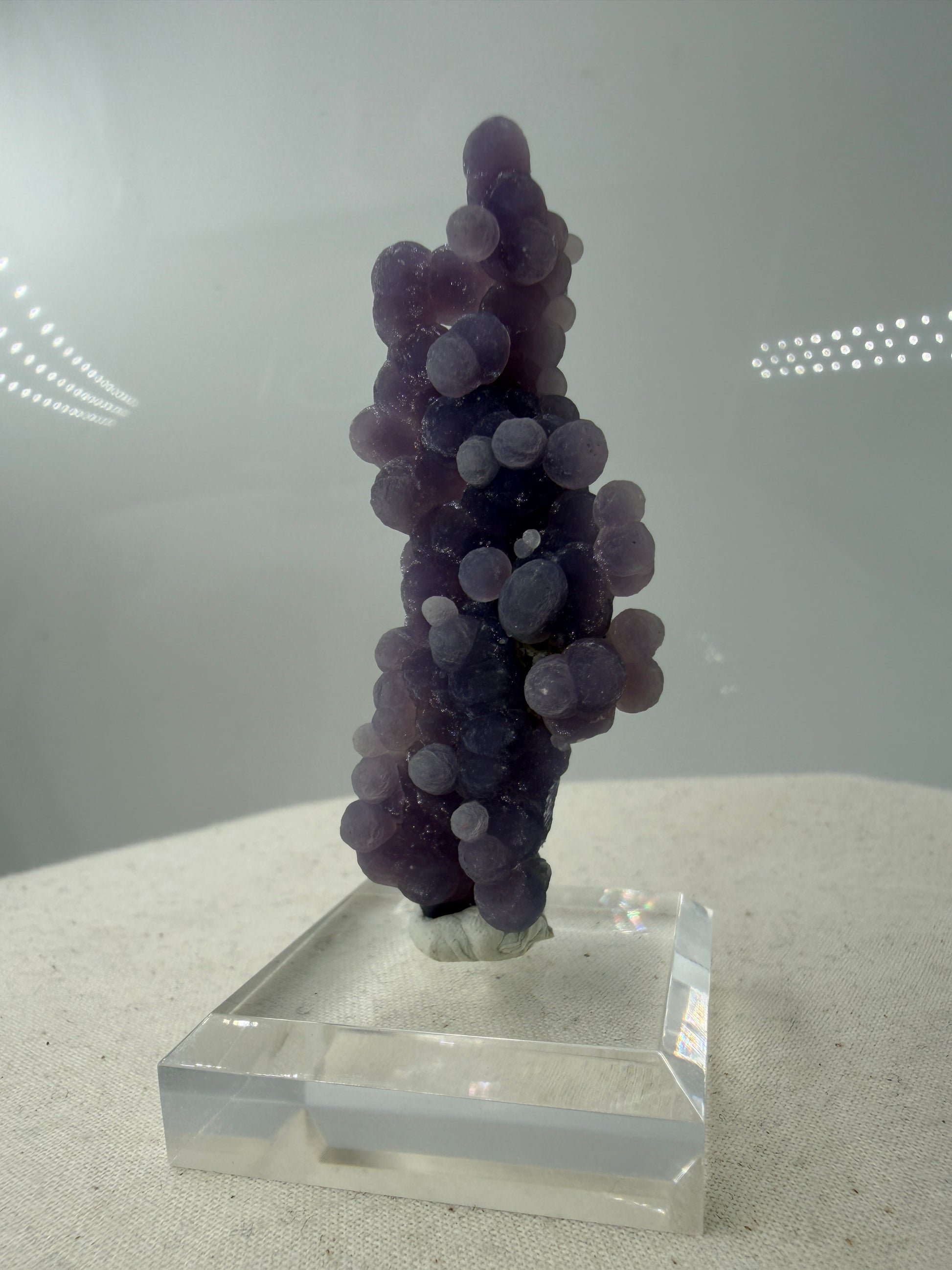 Botryoidaler Chalcedon (Traubenachat) aus Mamuju, Sulawesi, violettes Kristall-Cluster mit kugelförmigen Aggregaten.