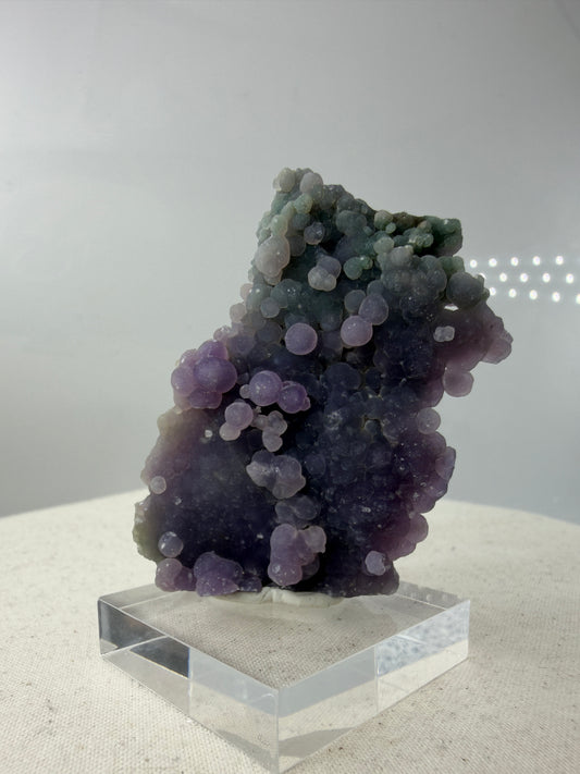 Botryoidaler Chalcedon (Traubenachat) aus Mamuju, Sulawesi, violettes - grünes Kristall-Cluster mit kugelförmigen Aggregaten.