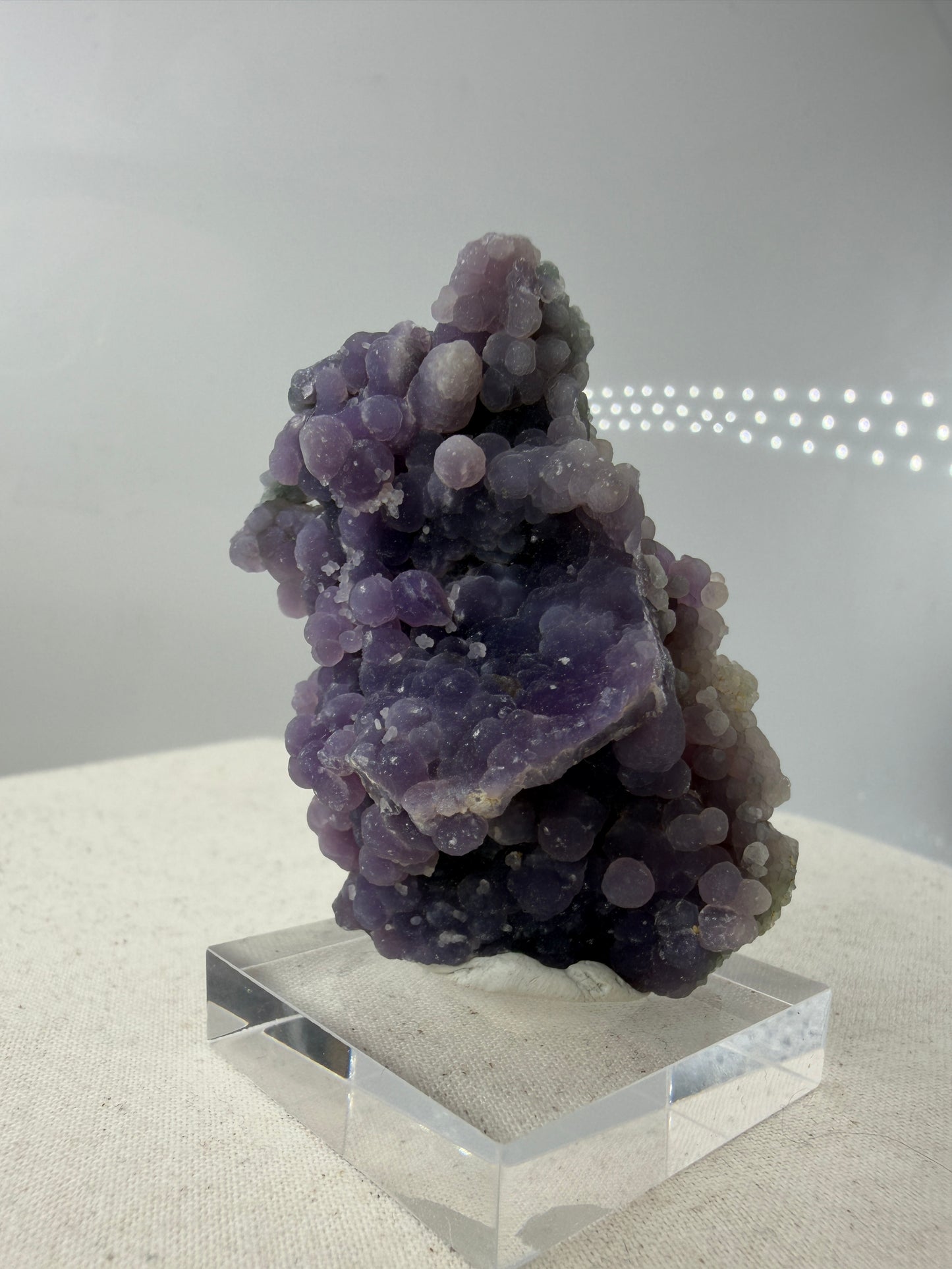 Botryoidaler Chalcedon (Traubenachat) aus Mamuju, Sulawesi, violettes - grünes Kristall-Cluster mit kugelförmigen Aggregaten.