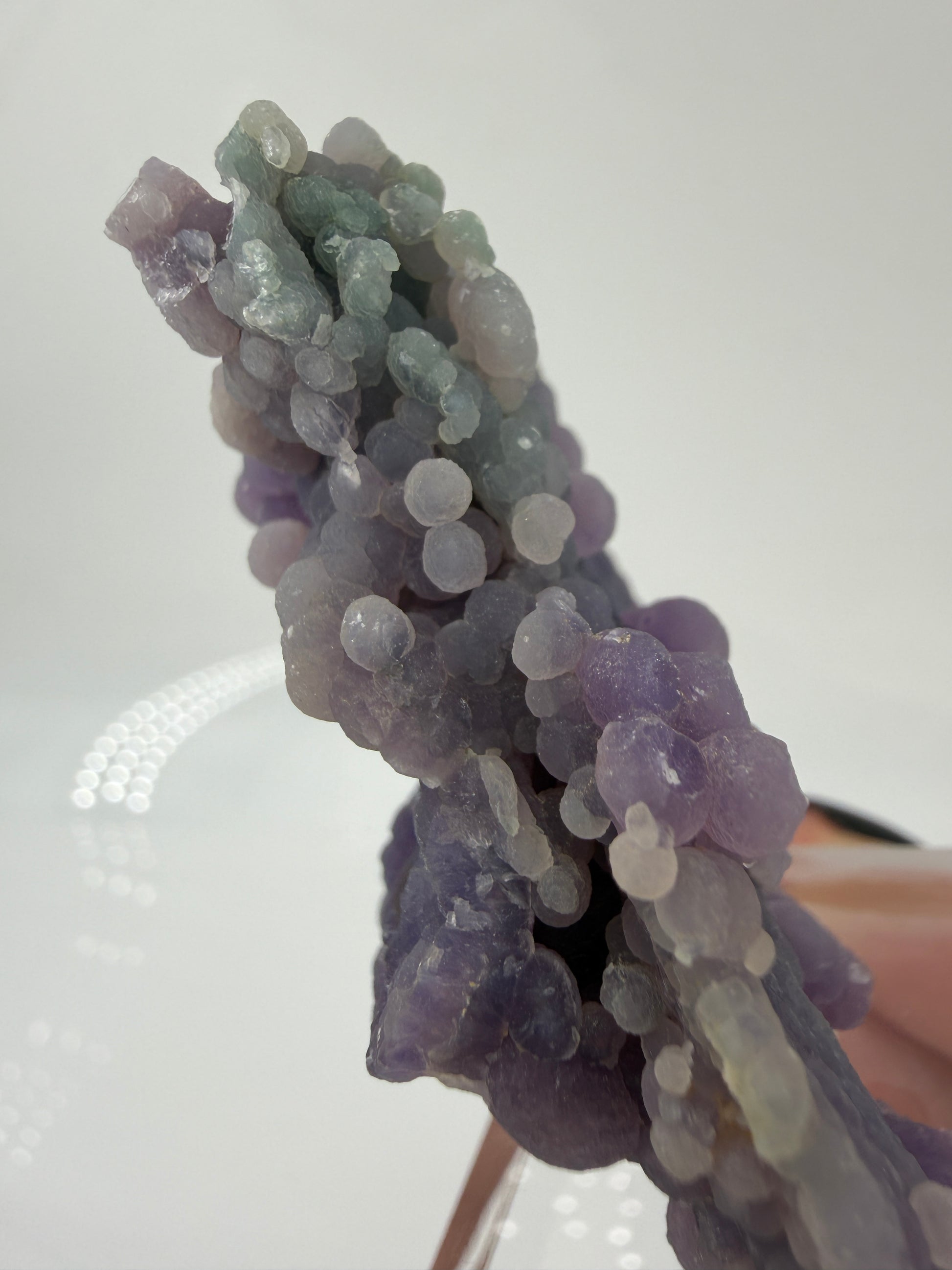 Nahaufnahme der traubenförmigen Struktur von lila/grün Chalcedon, zeigt den glitzernden Drusy-Quarz-Überzug auf den Sphären.