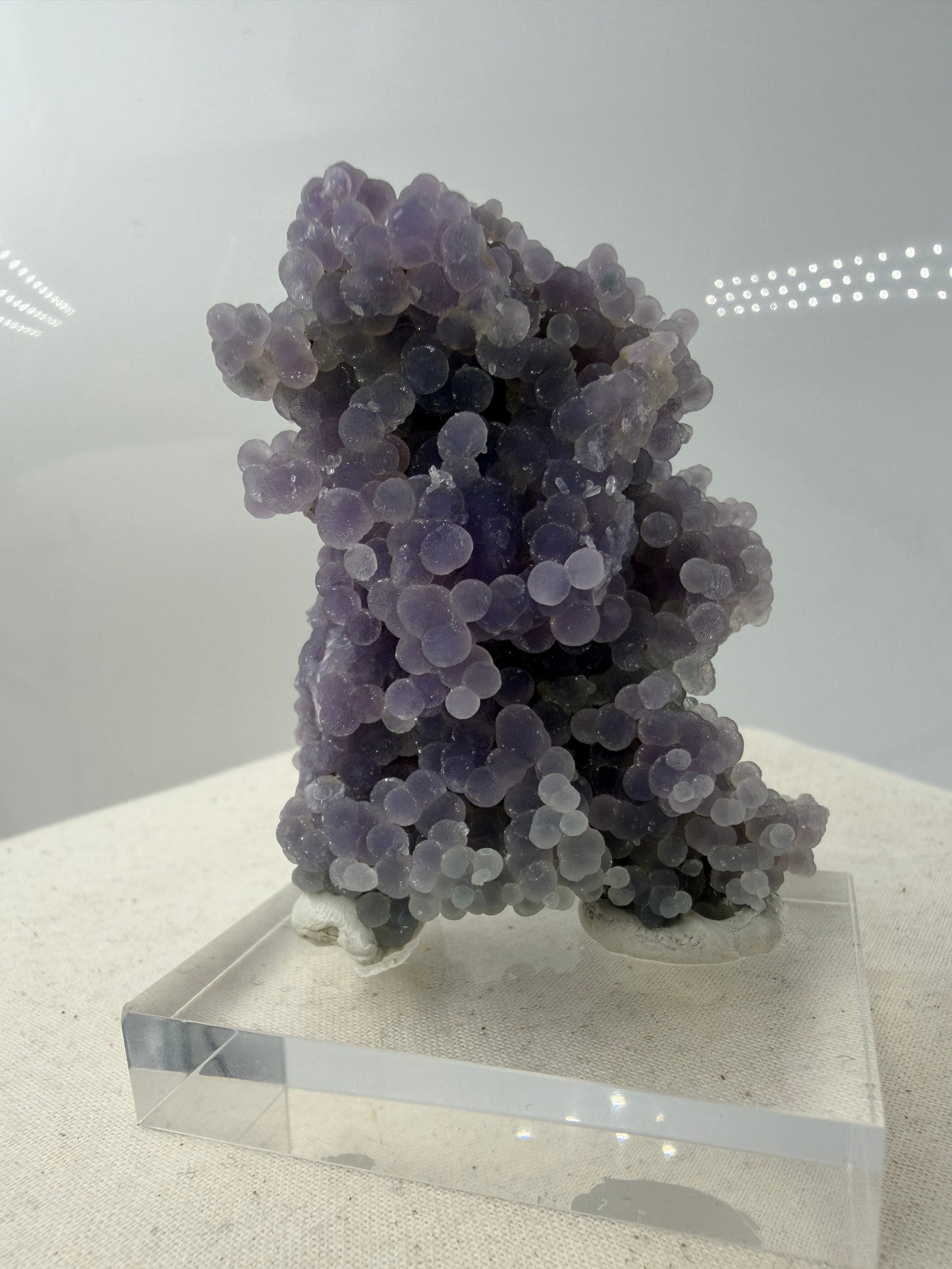Botryoidaler Chalcedon (Traubenachat) aus Mamuju, Sulawesi, violettes Kristall-Cluster mit kugelförmigen Aggregaten.