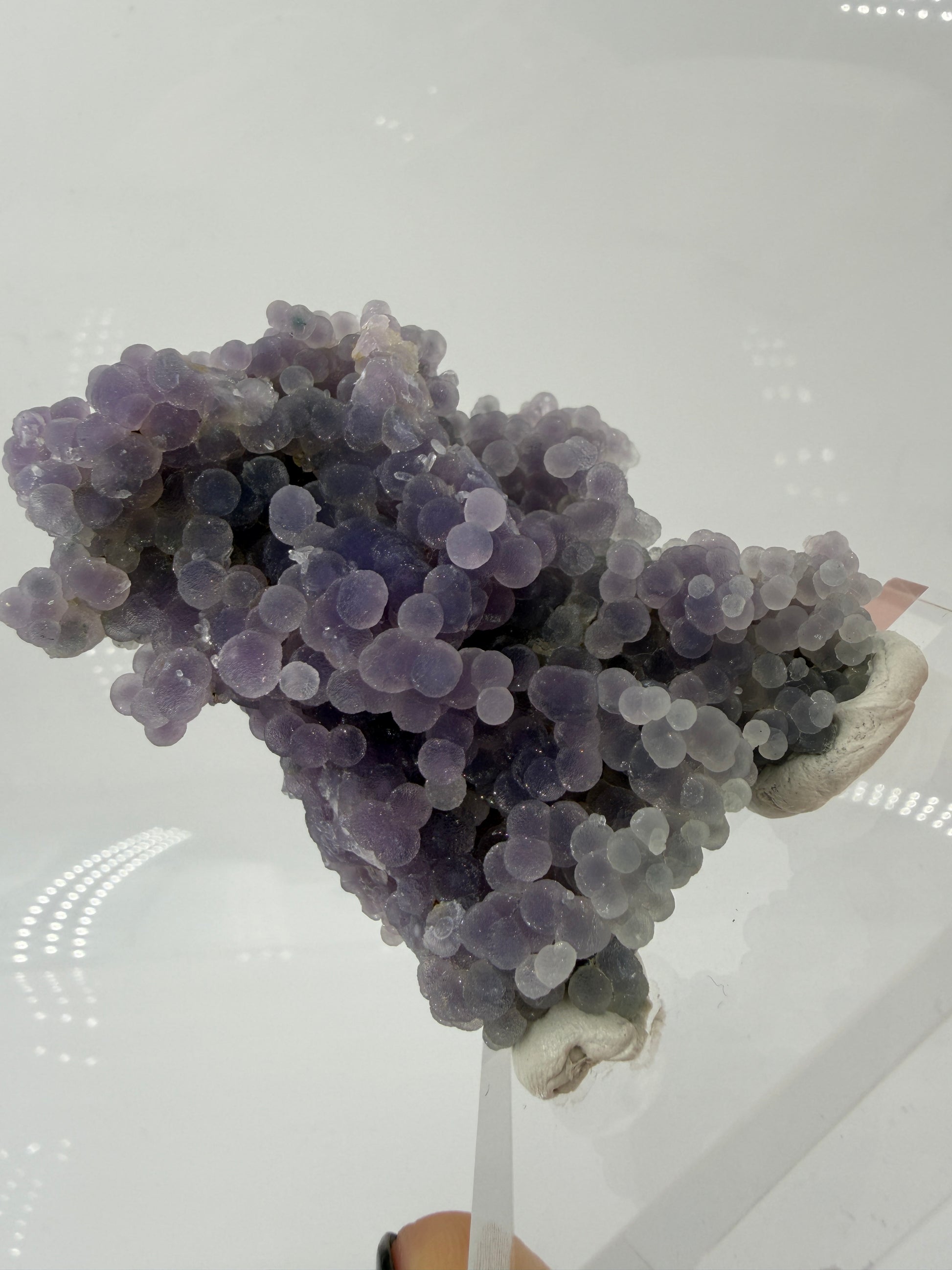 Botryoidaler Chalcedon (Traubenachat) aus Mamuju, Sulawesi, violettes Kristall-Cluster mit kugelförmigen Aggregaten.