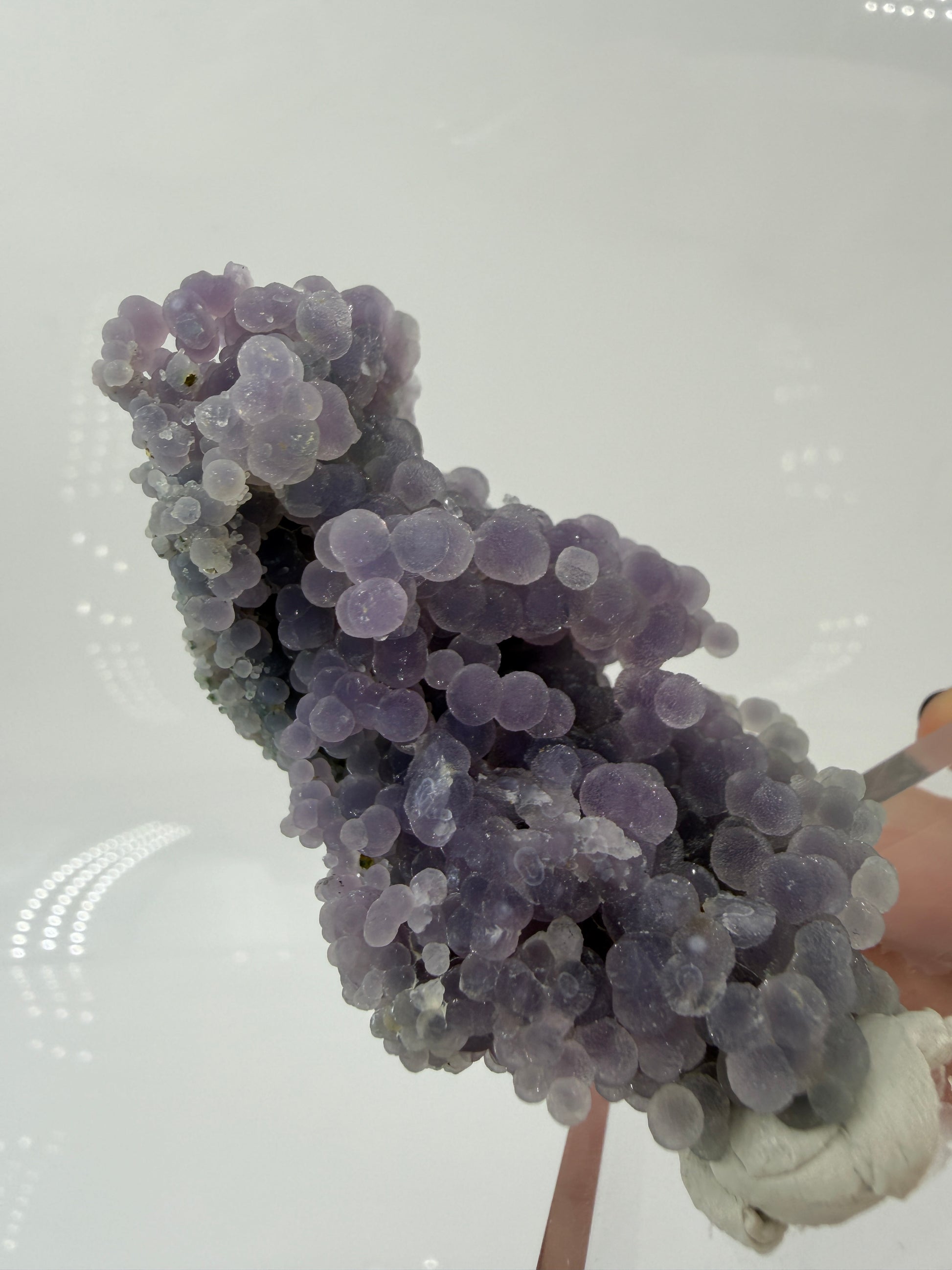 Botryoidaler Chalcedon (Traubenachat) aus Mamuju, Sulawesi, violettes Kristall-Cluster mit kugelförmigen Aggregaten.