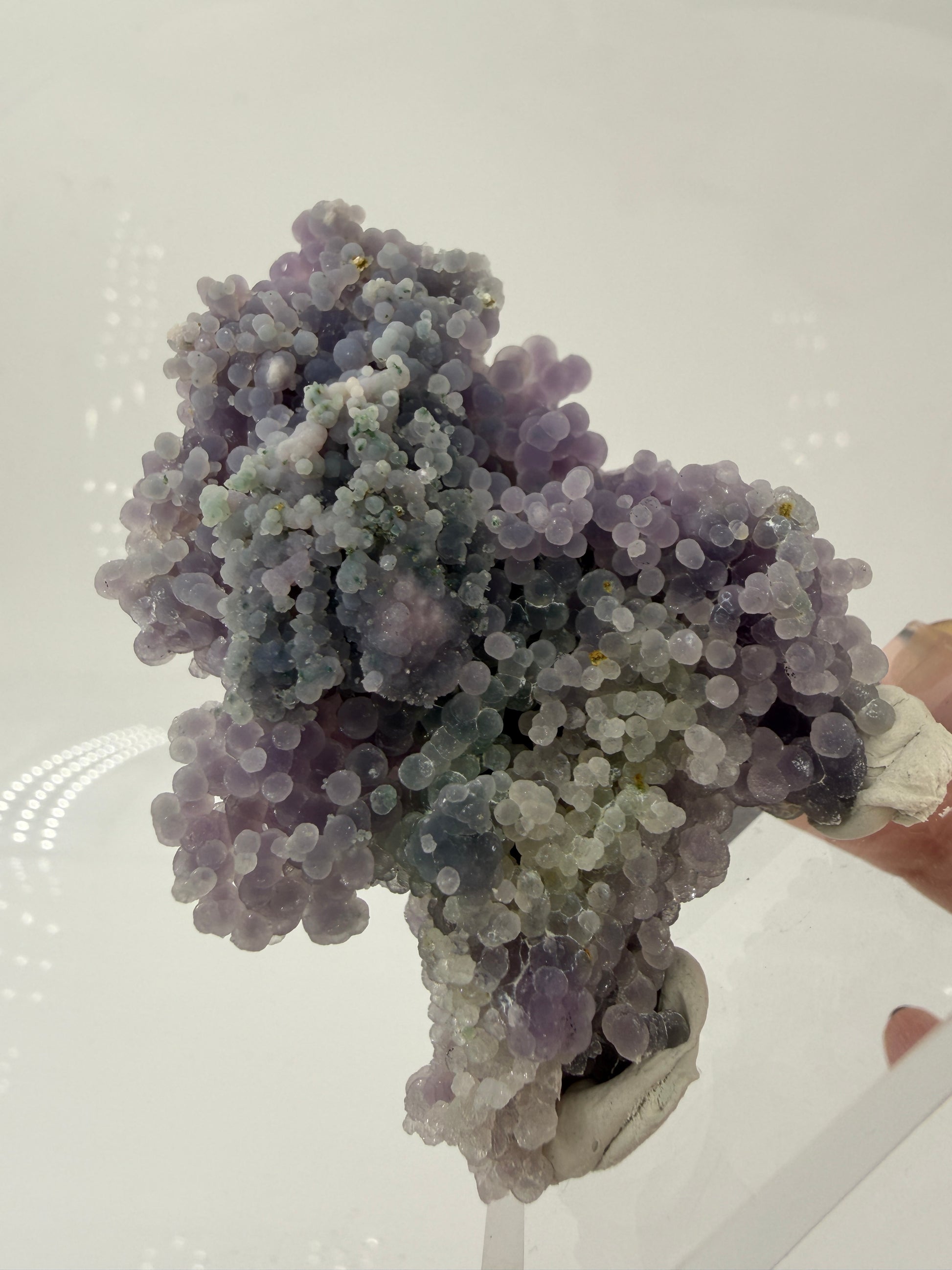 Botryoidaler Chalcedon (Traubenachat) aus Mamuju, Sulawesi, violettes Kristall-Cluster mit kugelförmigen Aggregaten.