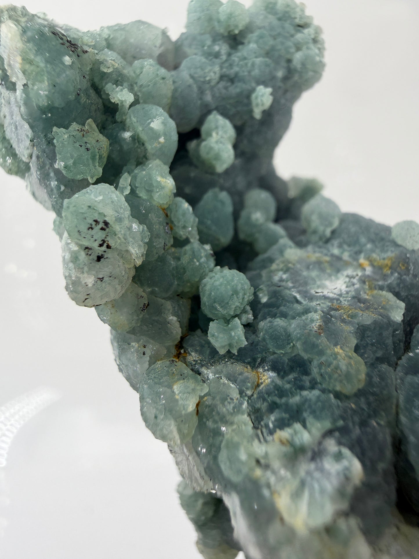 Nahaufnahme der traubenförmigen Struktur von grünem Chalcedon, zeigt den glitzernden Drusy-Quarz-Überzug auf den Sphären.