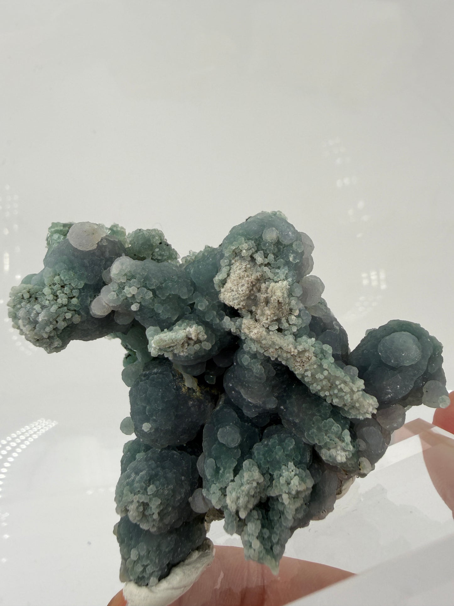 Nahaufnahme der traubenförmigen Struktur von grünem Chalcedon, zeigt den glitzernden Drusy-Quarz-Überzug auf den Sphären.