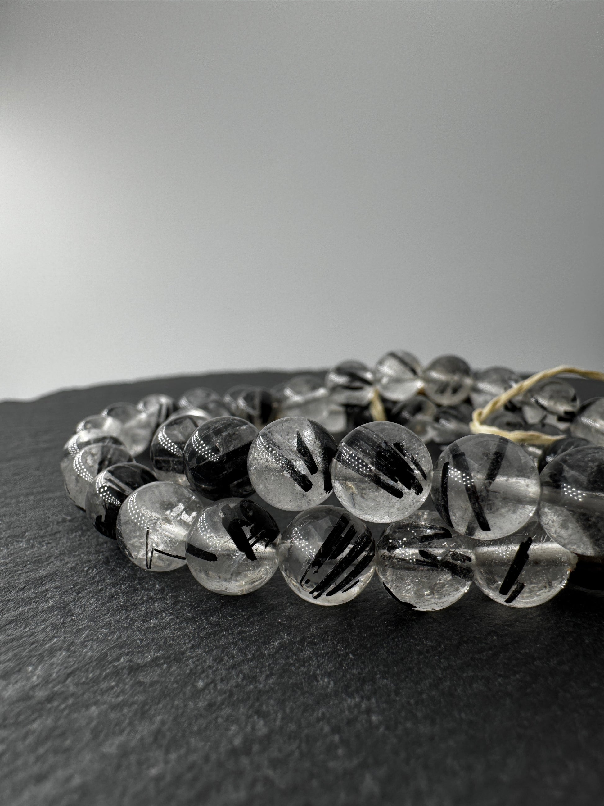 Turmalin-Quarz Armband TA19, 19 cm Umfang, 8 mm Kugeln, schwarze Schörlnadeln in klarem Bergkristall