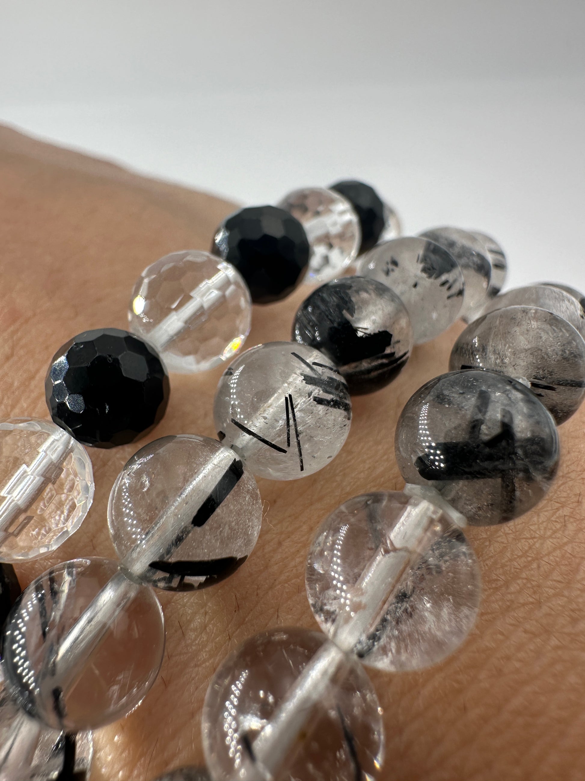 Turmalin-Quarz Armband TA19, 19 cm Umfang, 8 mm Kugeln, schwarze Schörlnadeln in klarem Bergkristall