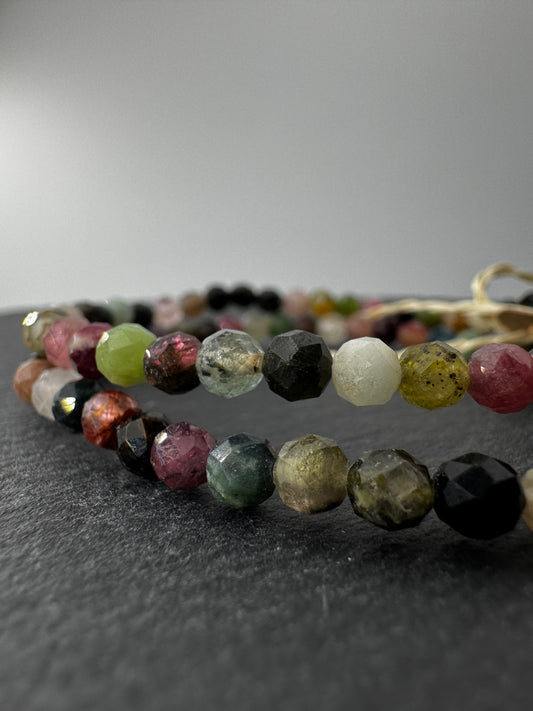 Turmalin Armband bunt, 4 mm facettiert, Umfang 19 cm – Borsilikat-Mineral in natürlicher Farbenvielfalt (Pink, Grün, Blau), Einzelstück.