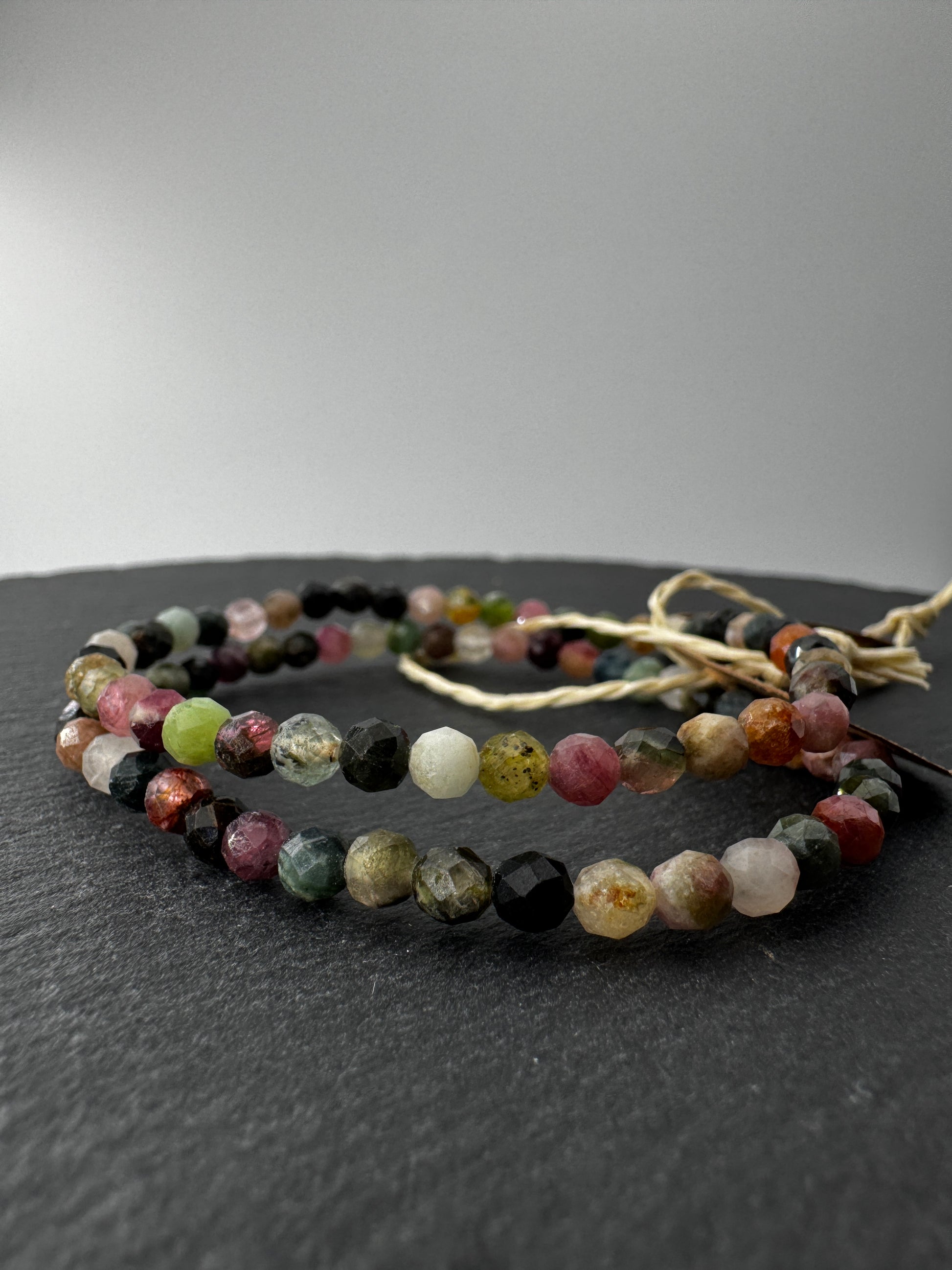 Turmalin Armband bunt, 4 mm facettiert, Umfang 19 cm – Borsilikat-Mineral in natürlicher Farbenvielfalt (Pink, Grün, Blau), Einzelstück.