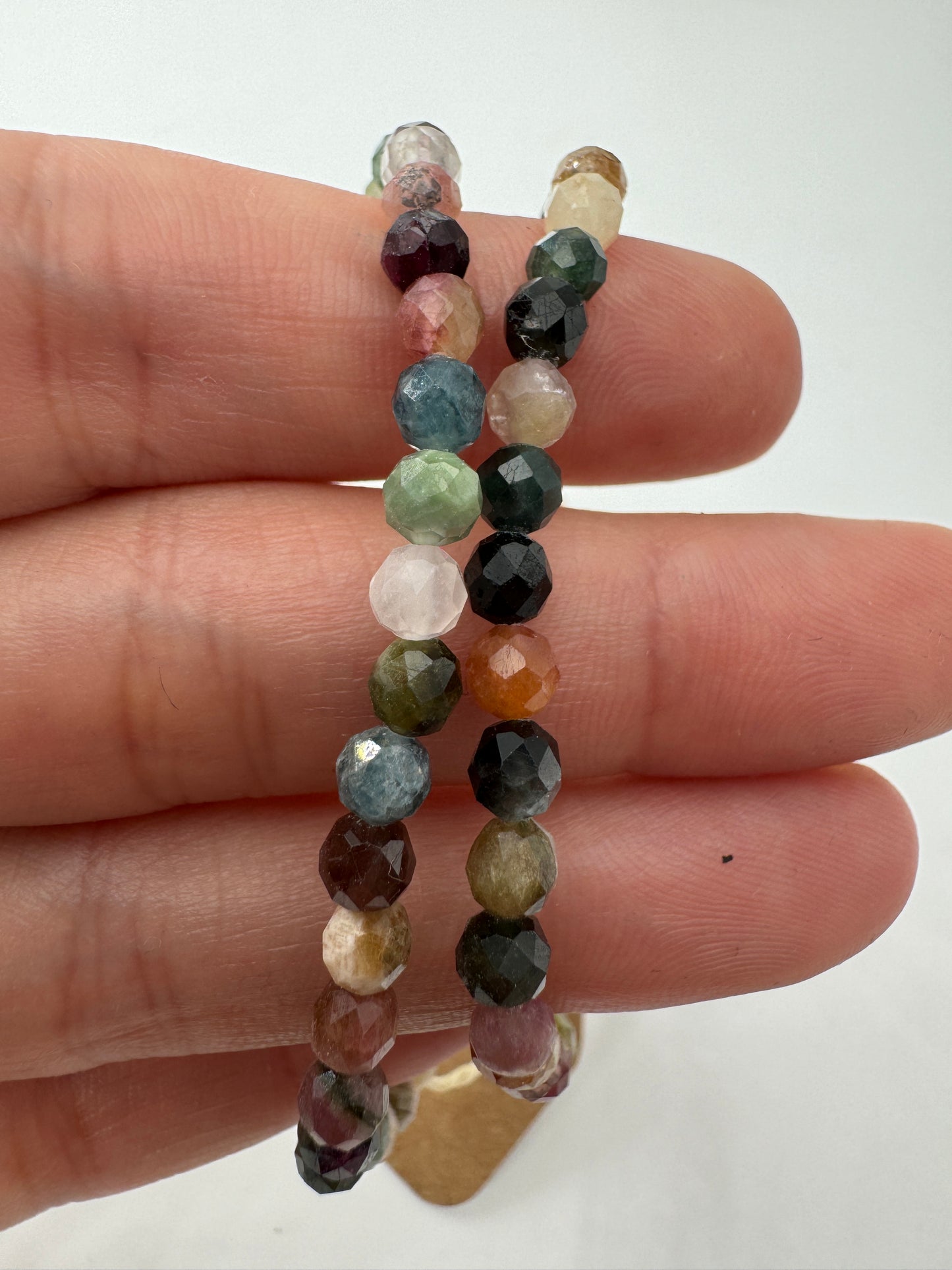 Turmalin Armband bunt, 4 mm facettiert, Umfang 19 cm – Borsilikat-Mineral in natürlicher Farbenvielfalt (Pink, Grün, Blau), Einzelstück.